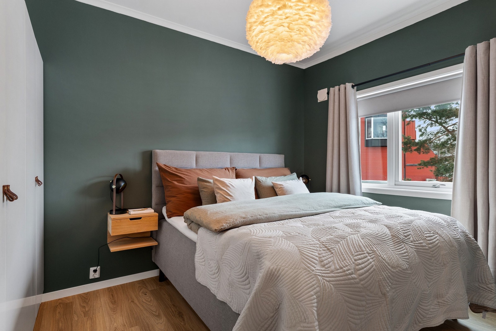 Romslig og pent hovedsoverom. Galleribilde