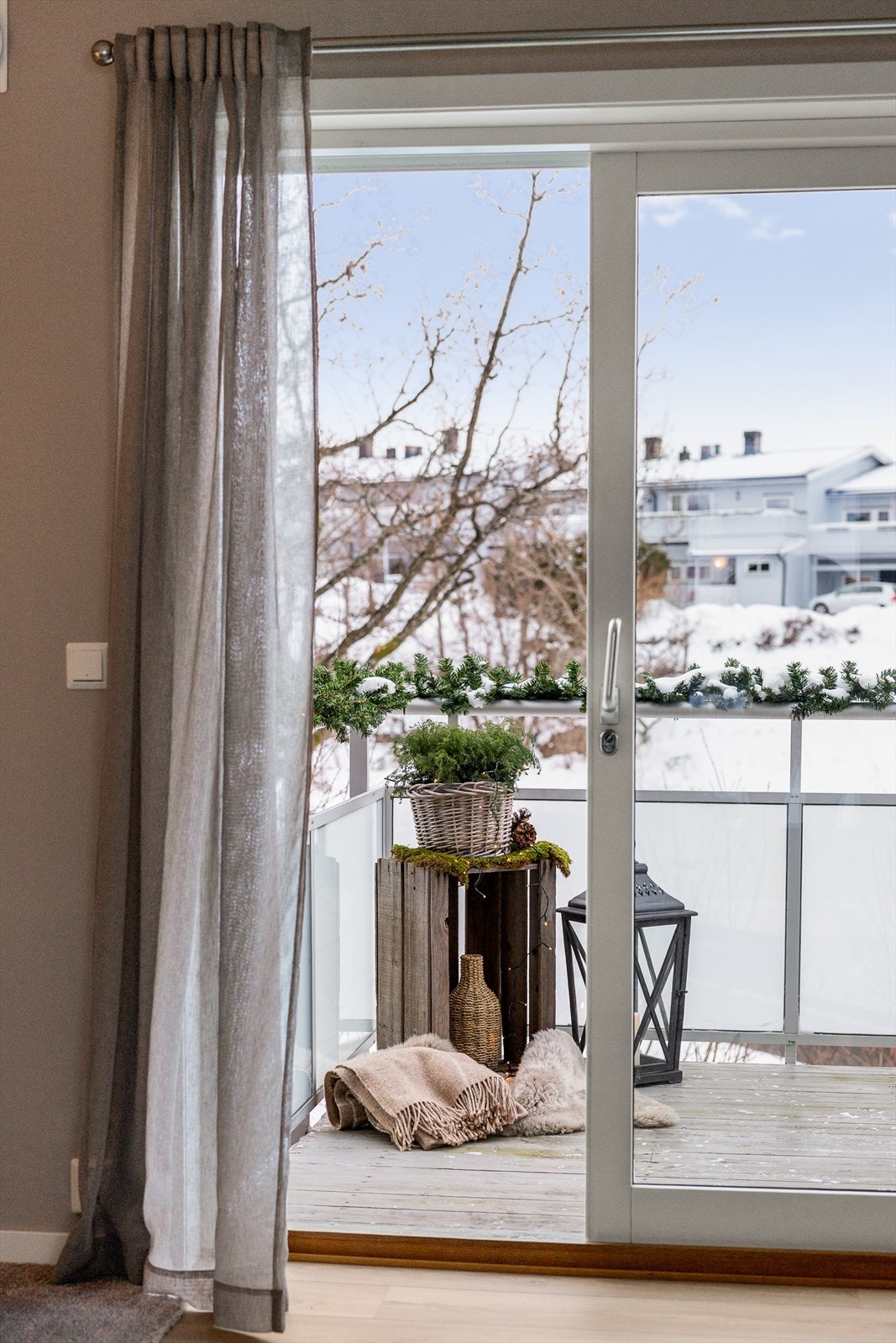 Leiligheten har to balkonger hvor begge har utgang fra stuen. Balkongen vendt mot nord overbygget så du sitter lunt og skjermet til. Balkongen mot sørvest har rikelig med sol, og det er montert markise. Ypperlig for varme sommerdager og sene kvelder. Galleribilde