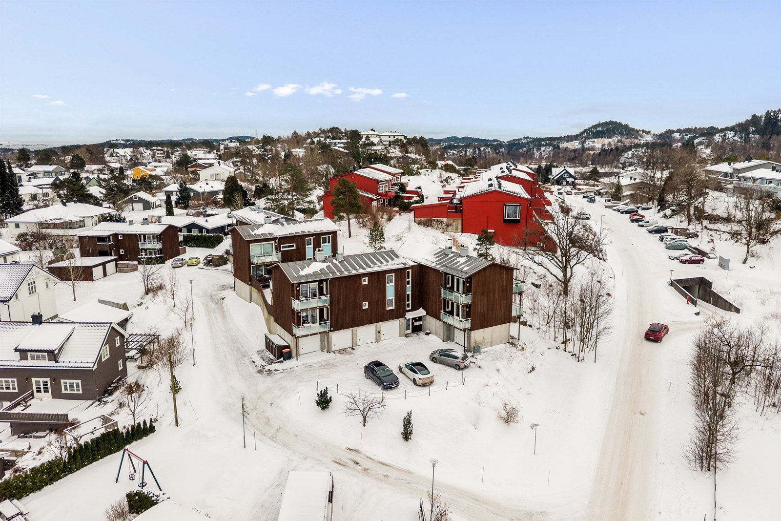 Rett i nærheten av leiligheten, på borettslagets tomt er det også lekeplass. Galleribilde
