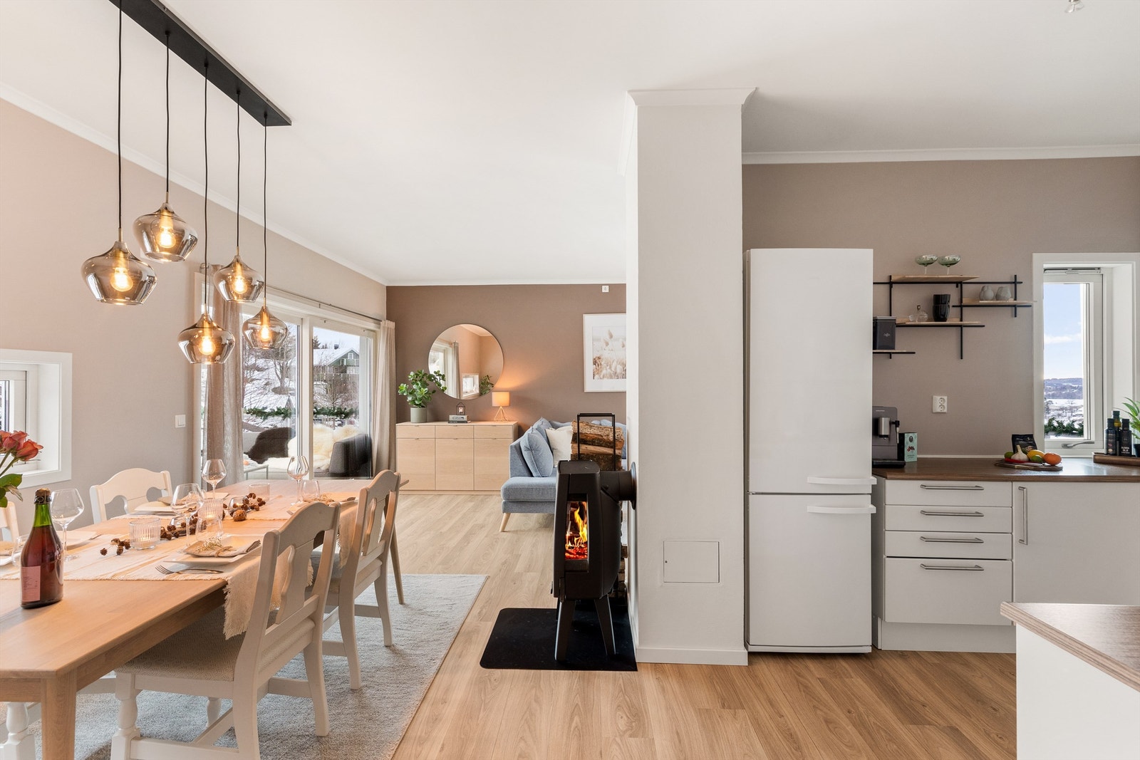 Kjøkken ligger i åpen løsning mot spisestuen. Galleribilde