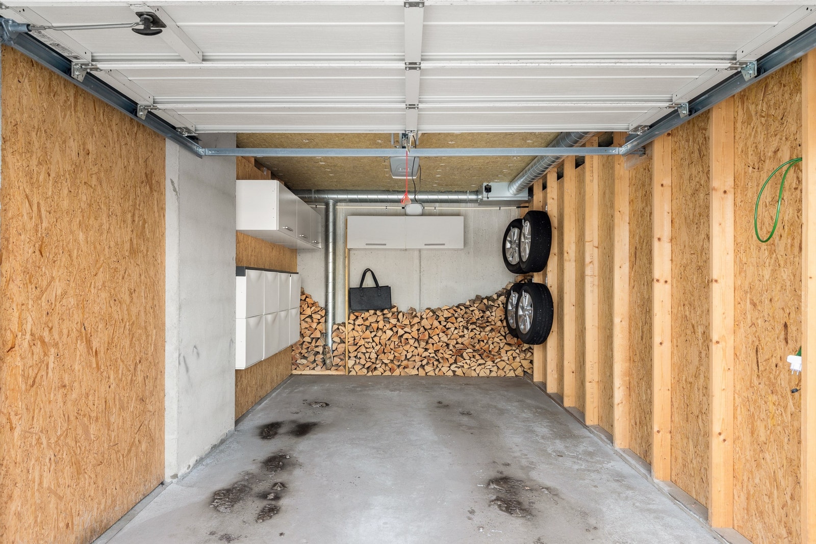 I tillegg til egen bod og garasje i underetasjen, disponerer også leiligheten et kryploft. Galleribilde