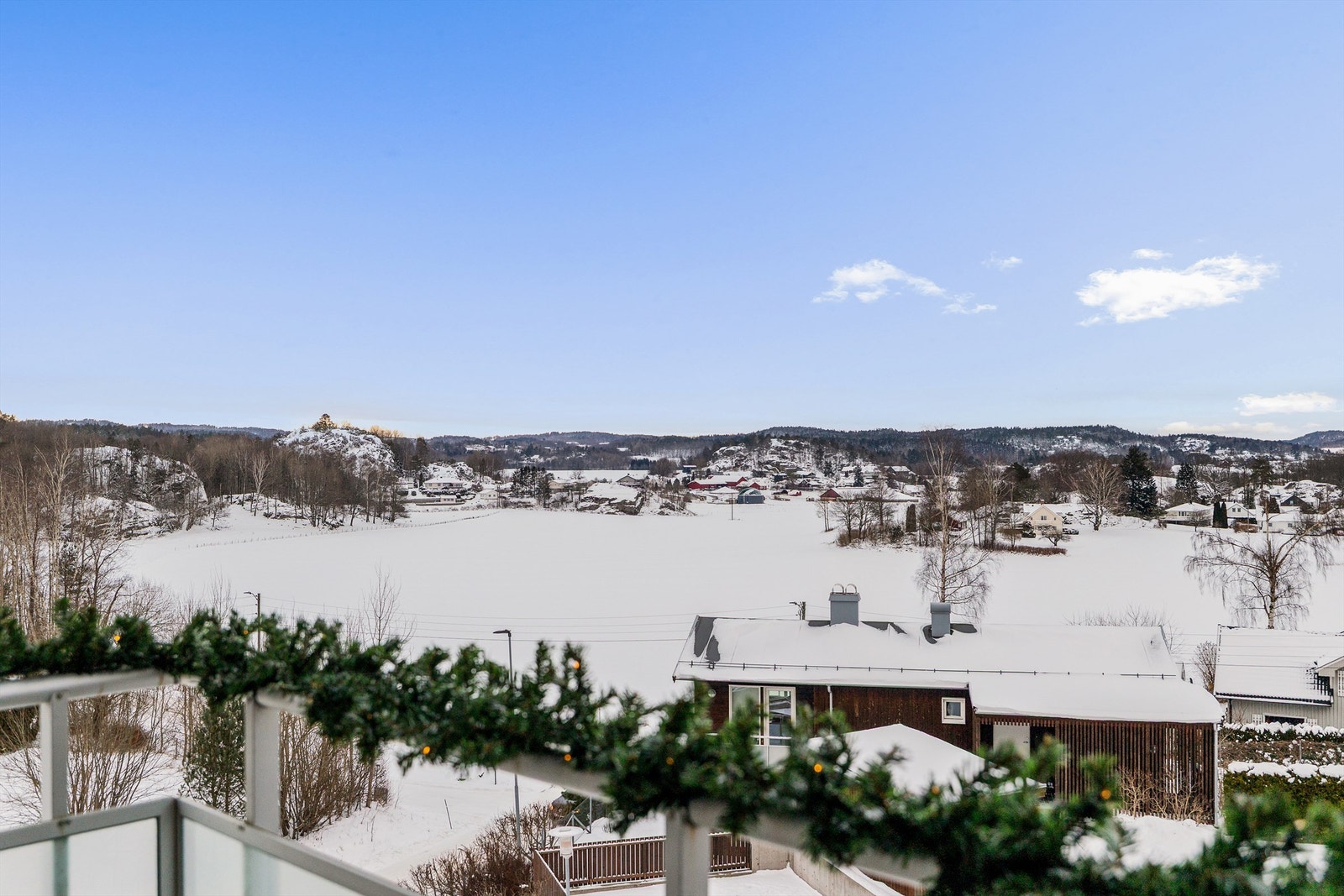 Nydelig utsyn over nærområdet og landlige omgivelser. Galleribilde