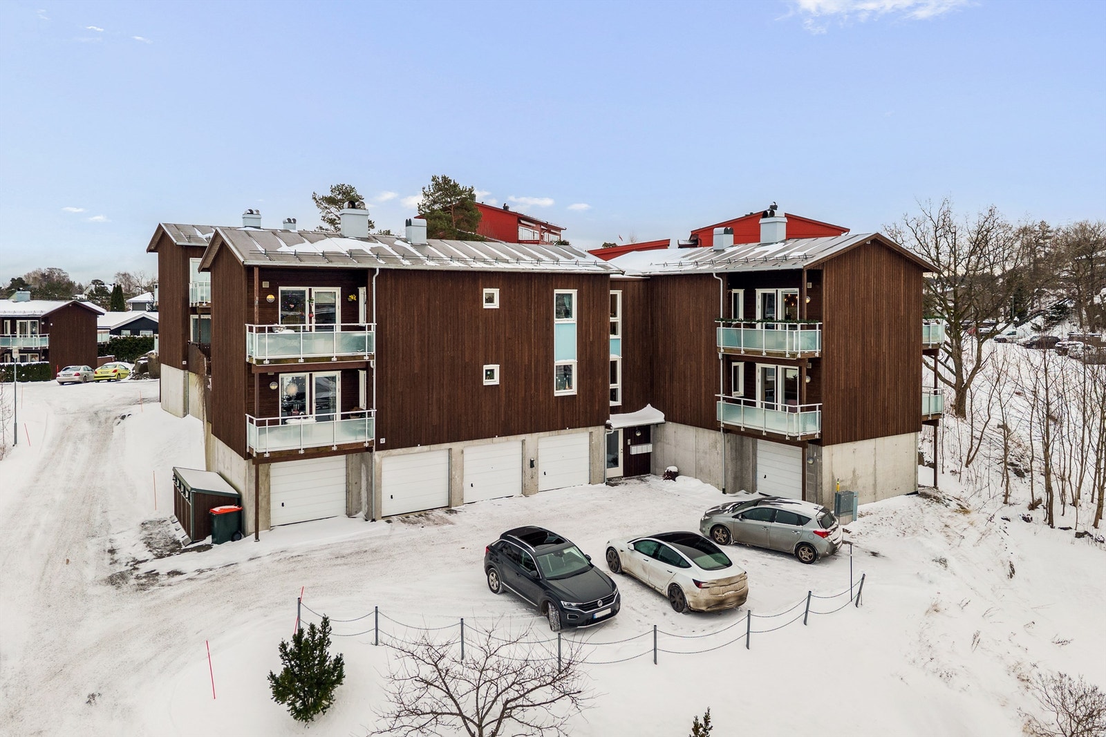 Borettslagets tomt er pent opparbeidet med parkeringsplasser, grøntareal og adkomstveier. Borettslaget har også opparbeidet en egen lekeplass, perfekt til lek og moro for de minste. Galleribilde