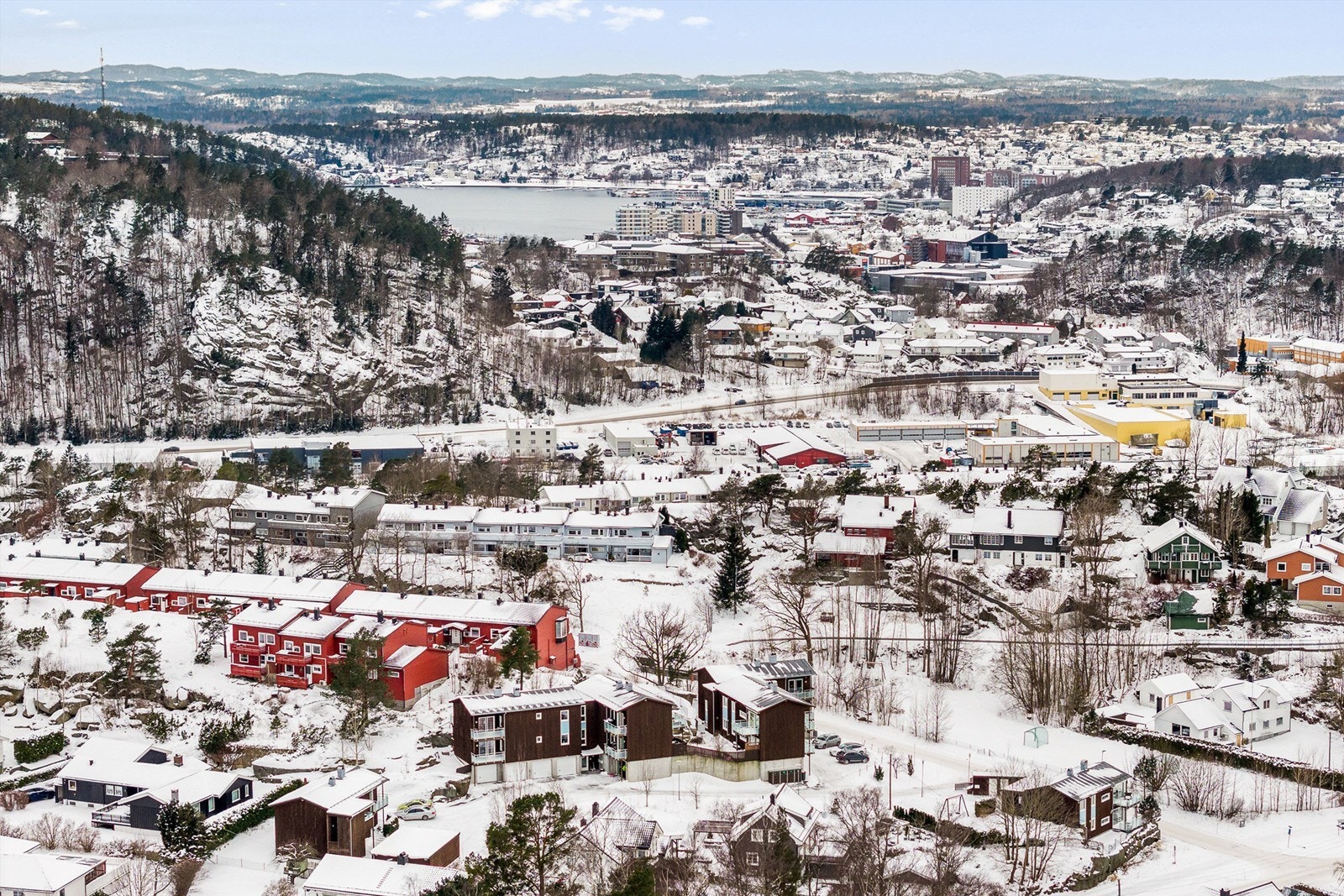 Her bor du i populære og barnevennlige omgivelser med kort avstand til skoler, barnehager, lekeplass og fritidsaktiviteter. Flere matbutikker finnes i nærområdet. Det er cirka 3 km til sentrum. Galleribilde