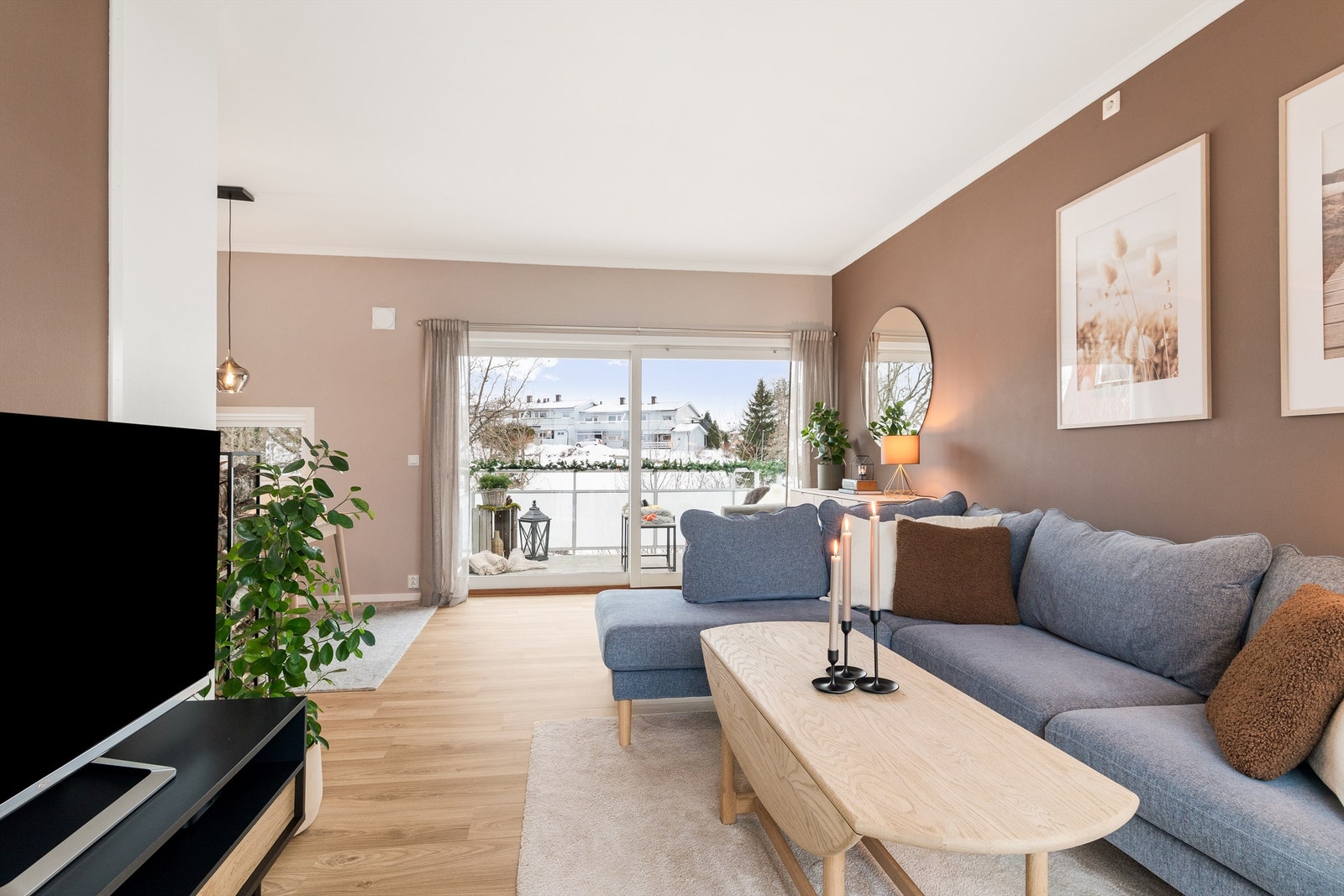 Leiligheten er gjennomgående og har en moderne og god standard med delikate fargevalg. Stuen har store vindusflater og utgang til to balkonger, begge med flott utsyn og det er spesielt gode solforhold på balkongen mot sydvest. Galleribilde