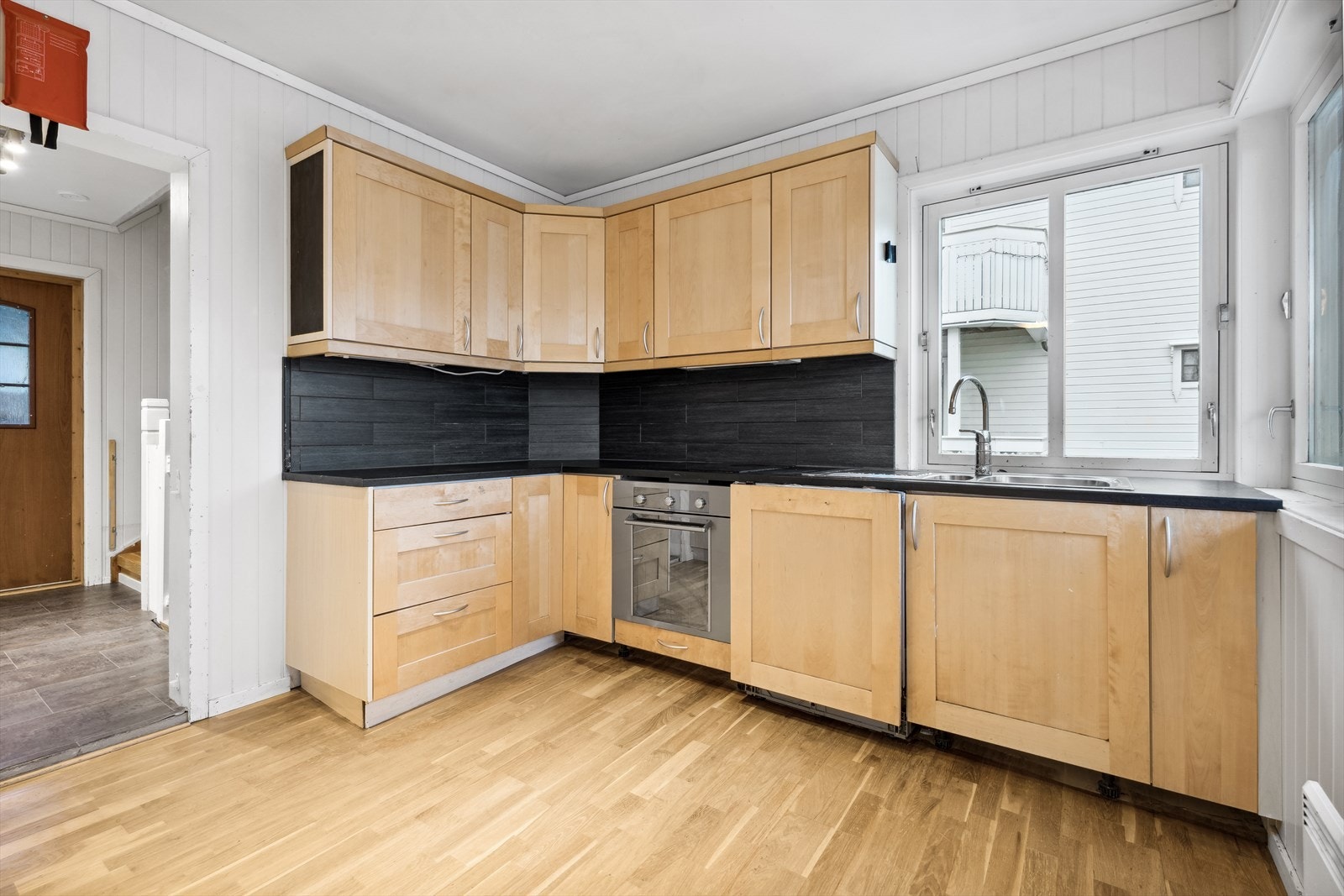 Kjøkken i 1 etasje med hvitevarer som oppvaskmaskin, micro, stekeovn og platetopp. Galleribilde