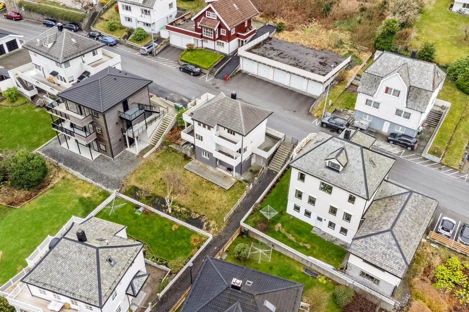 Enebolig over tre plan med hage og flere solrike balkonger Galleribilde