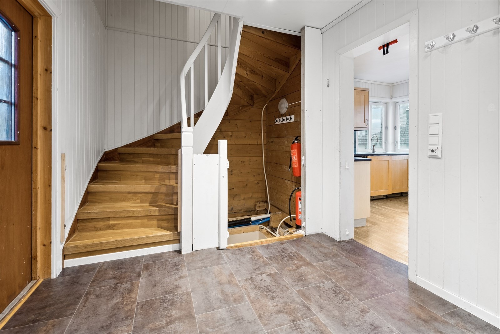 Inngangsparti 1 etasje med adkomst til alle etasjer i boligen Galleribilde
