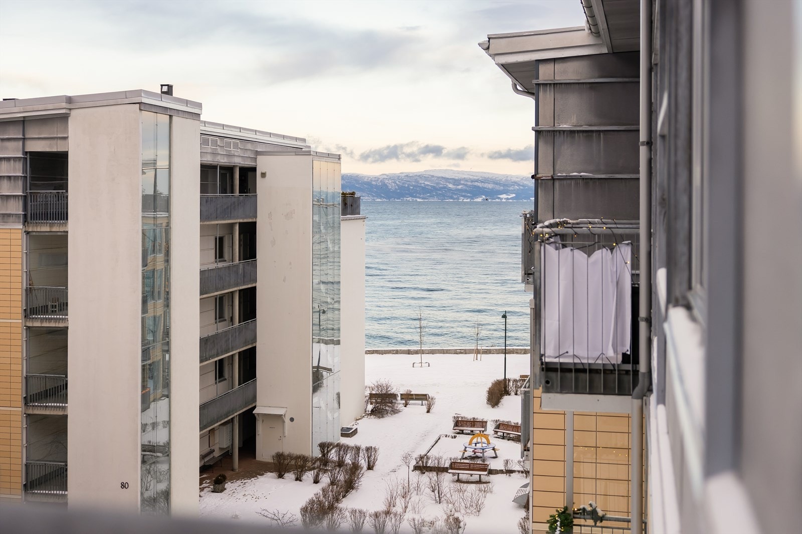 Her nyter man flott sjøutsikt mot Trondheimsfjorden fra verandaen. Galleribilde
