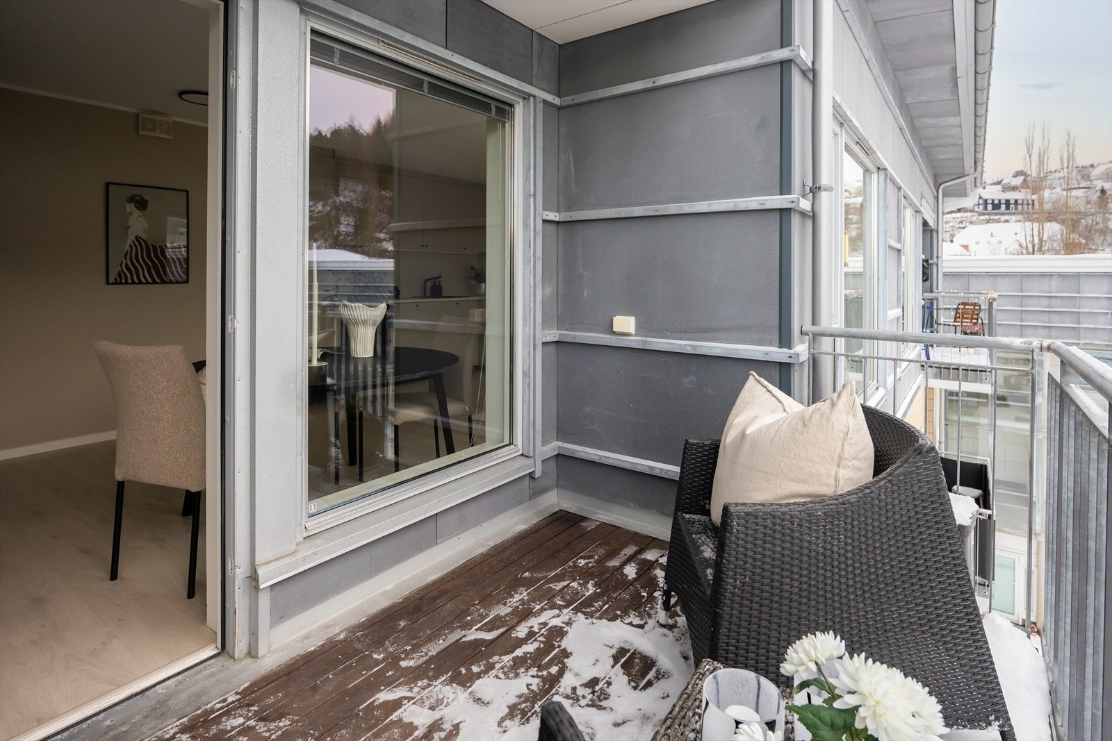 Verandaen er på 5,4 kvm, og ligger luftig til på toppen av bygget, slik at man har lange sommerkvelder med sol. Galleribilde