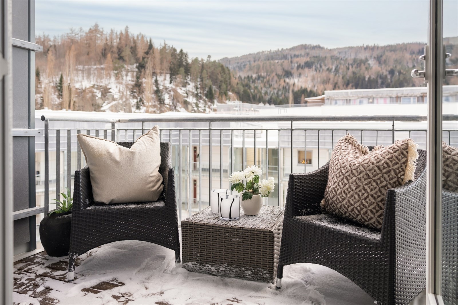 Verandaen er vestvendt som gir gode solforhold, sommerstid. Galleribilde