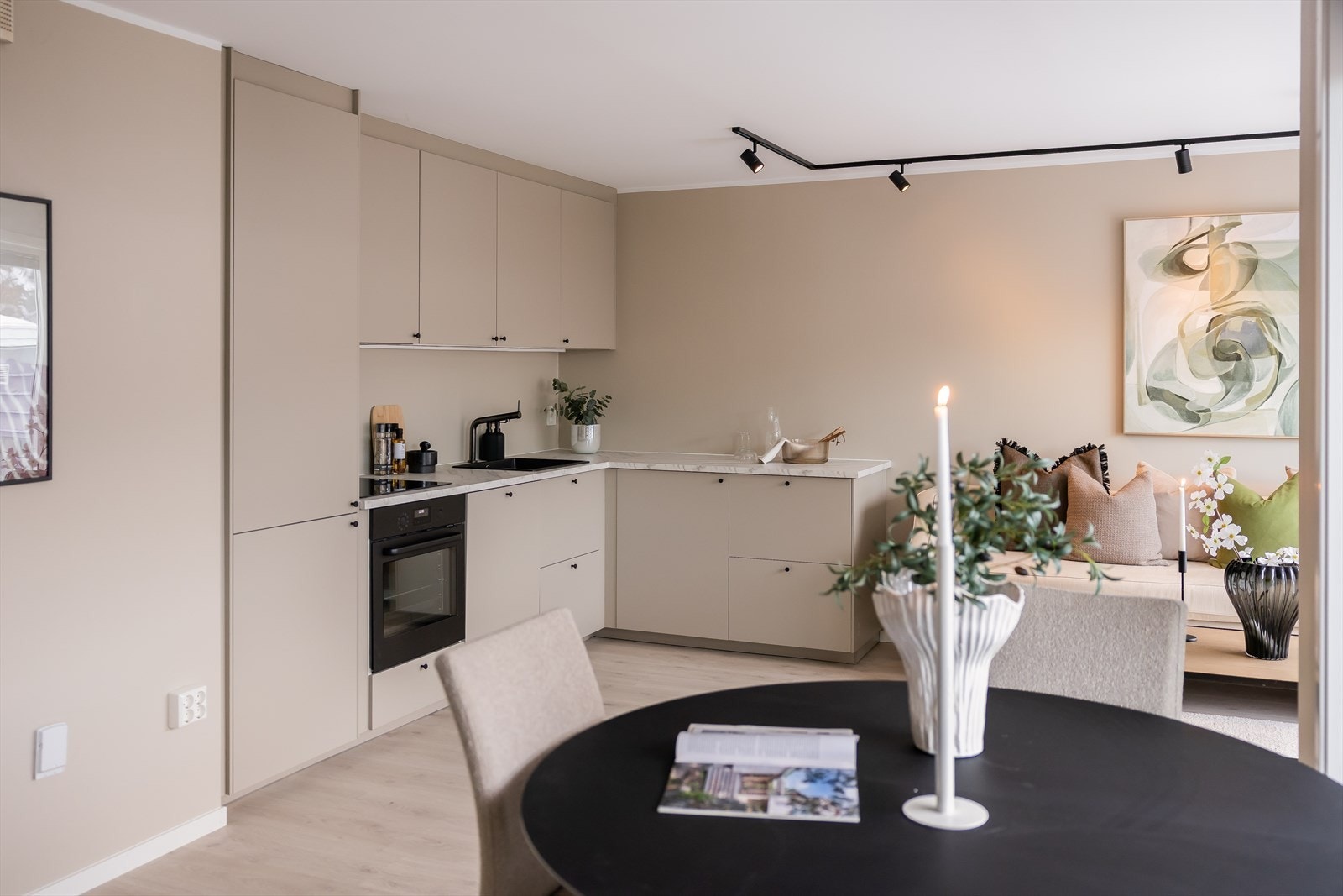 Hele boligen er nyoppusset i 2025 (se liste over oppgraderingene i salgsoppgaven). Galleribilde