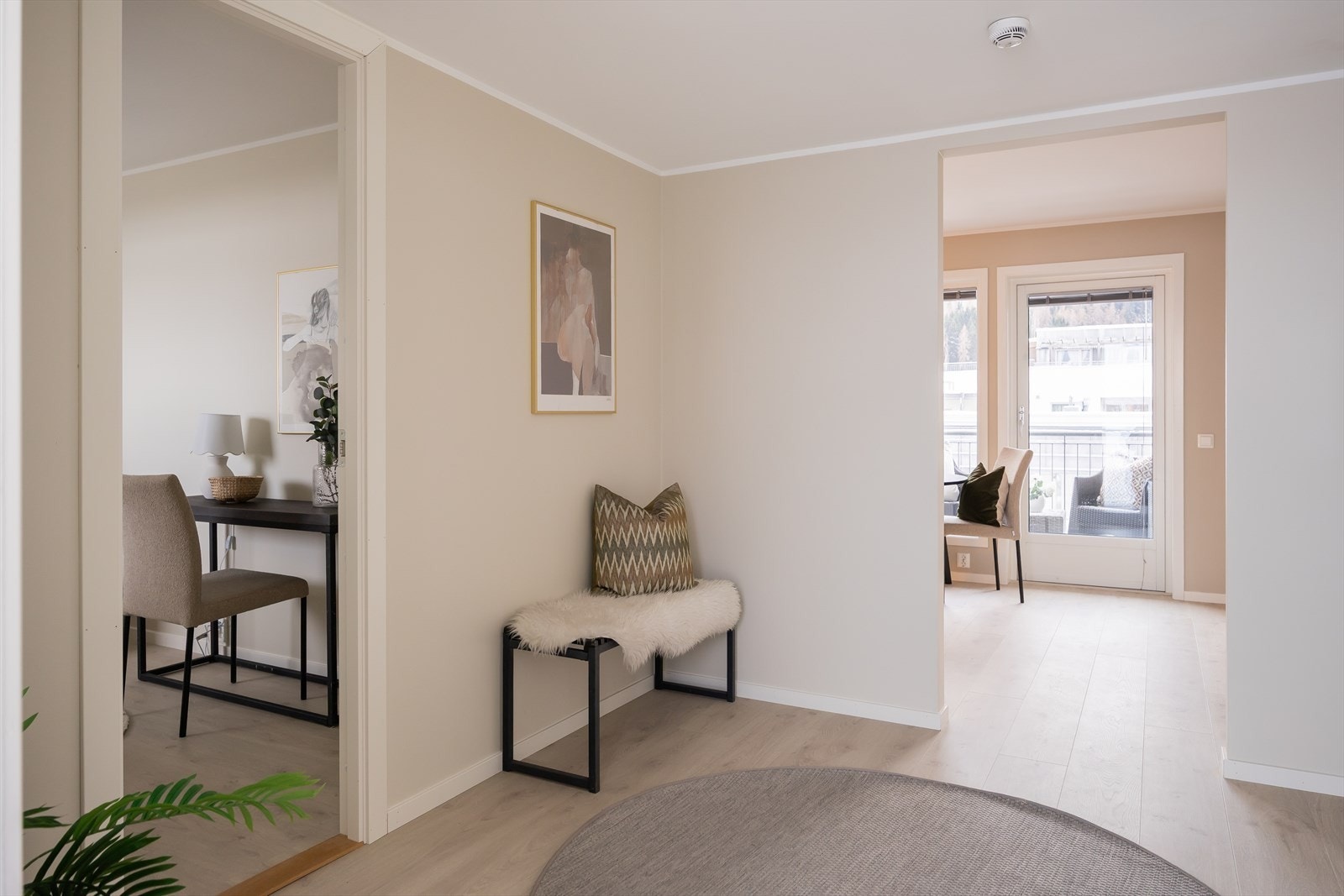 Man kommer inn i en romslig entré på hele 7,3 kvm, med gode muligheter for å etablere garderobeskap. Galleribilde