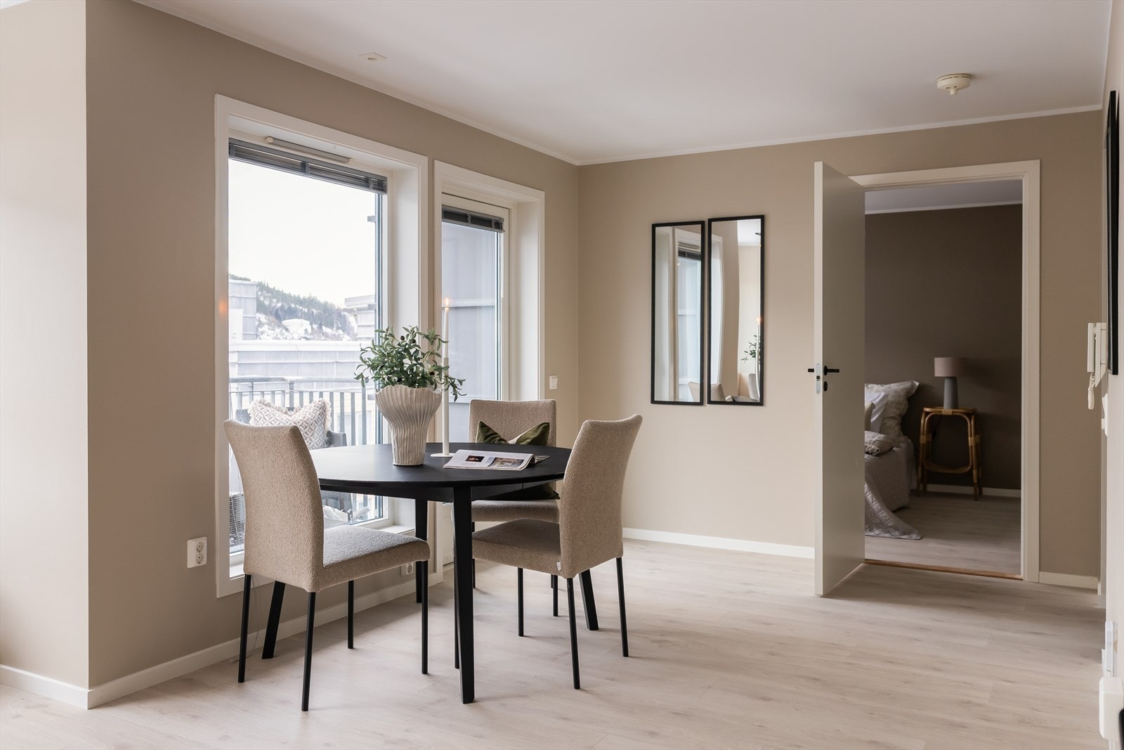 Leiligheten har helt nytt 1-stavs gulv, og malt opp i tidsriktige farger. Galleribilde