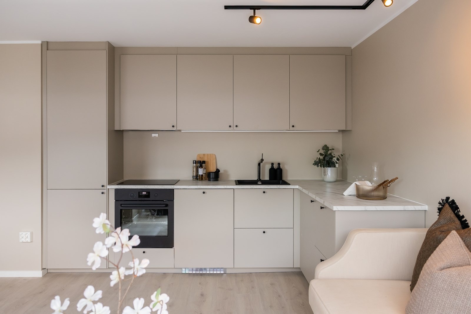 Kjøkkenet er et Havstorp-kjøkken fra 2025. Det har integrerte hvitevarer som platetopp, stekeovn, mikrobølgeovn, oppvaskmaskin, samt kombi frys- og kjøleskap. Galleribilde