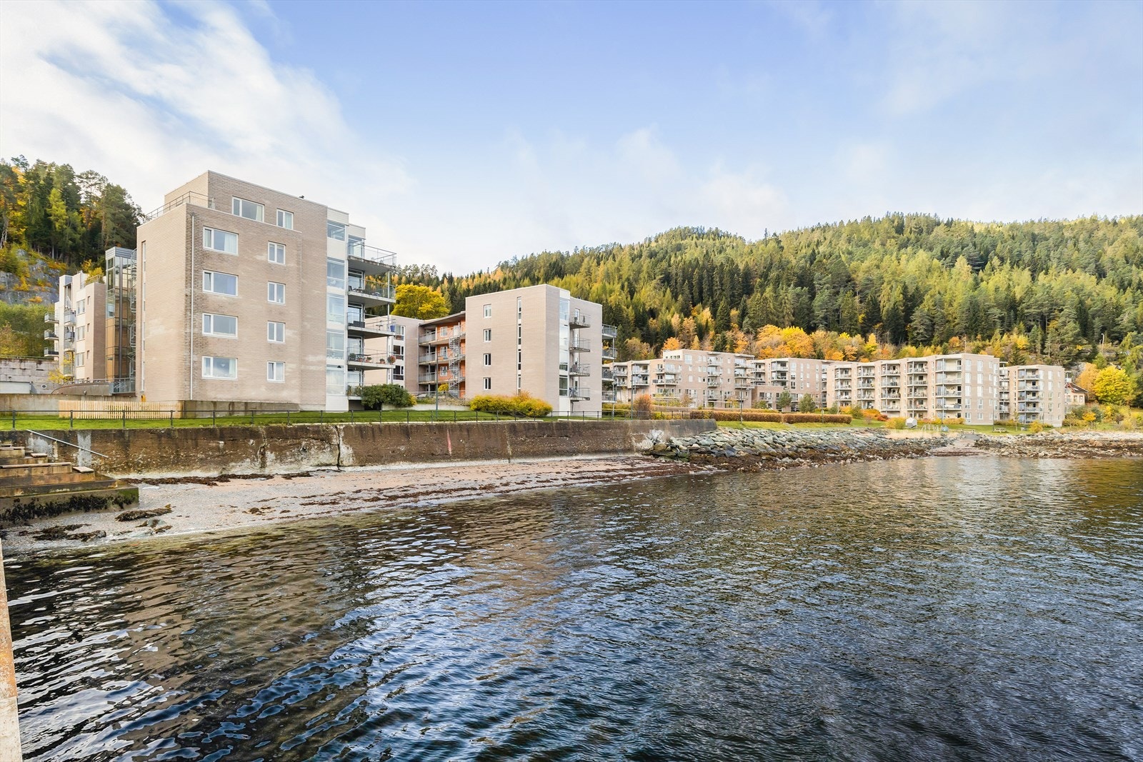 I nærområdet finner du blant annet fontener, ballplass, lekeområder, store grøntarealer, badeplasser og en vakker havnepromenade som inviterer til både avslapning og aktivitet. (Bilde fra sommerarkivet). Galleribilde