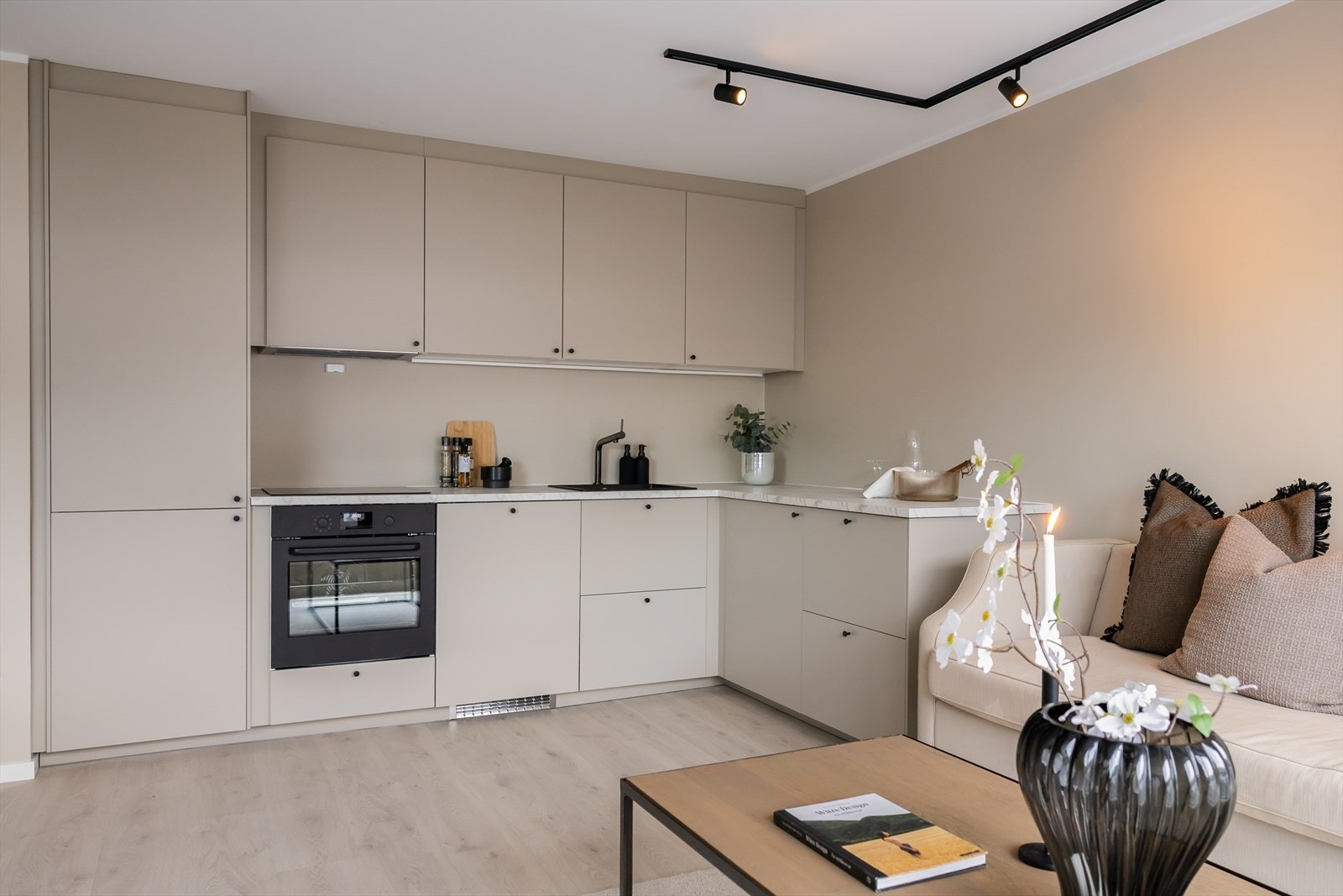 Åpen stue/kjøkkenløsning på 24 kvm, plass til både sofagruppe, samt spisebord til ca. 4 personer. Galleribilde