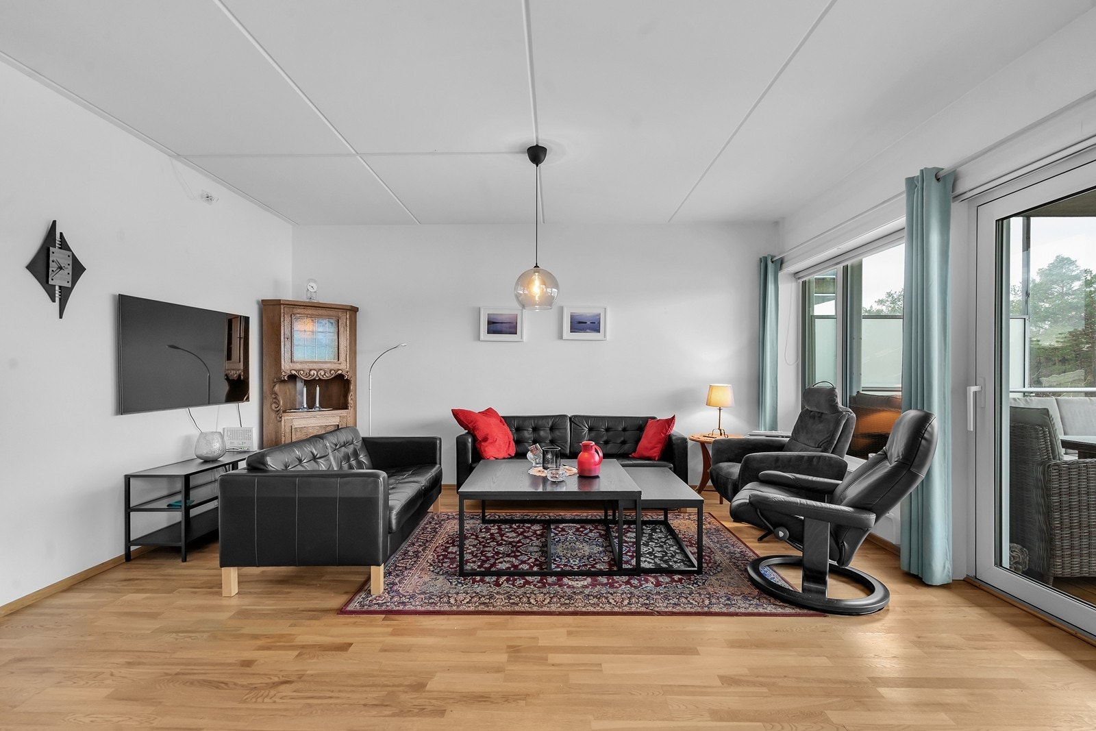 Stue med rikelig plass til sofagruppe og TV-møblement. Galleribilde