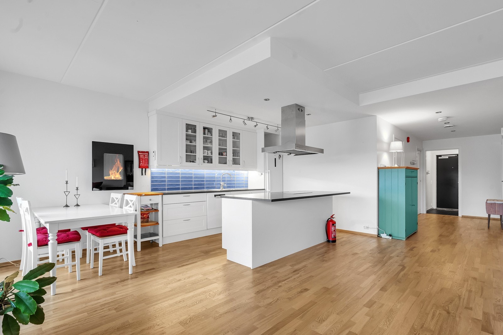 Kjøkken med kjøkkenøy, godt med skapplass og åpen løsning mot stue. Galleribilde