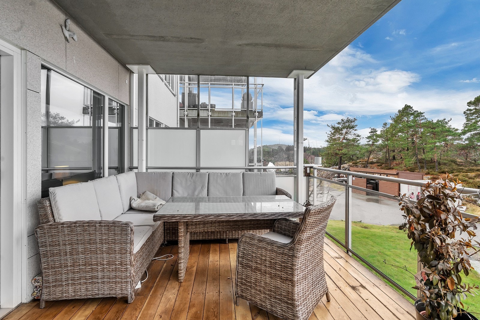 Romslig, overbygget terrasse med plass til utemøbler. Galleribilde