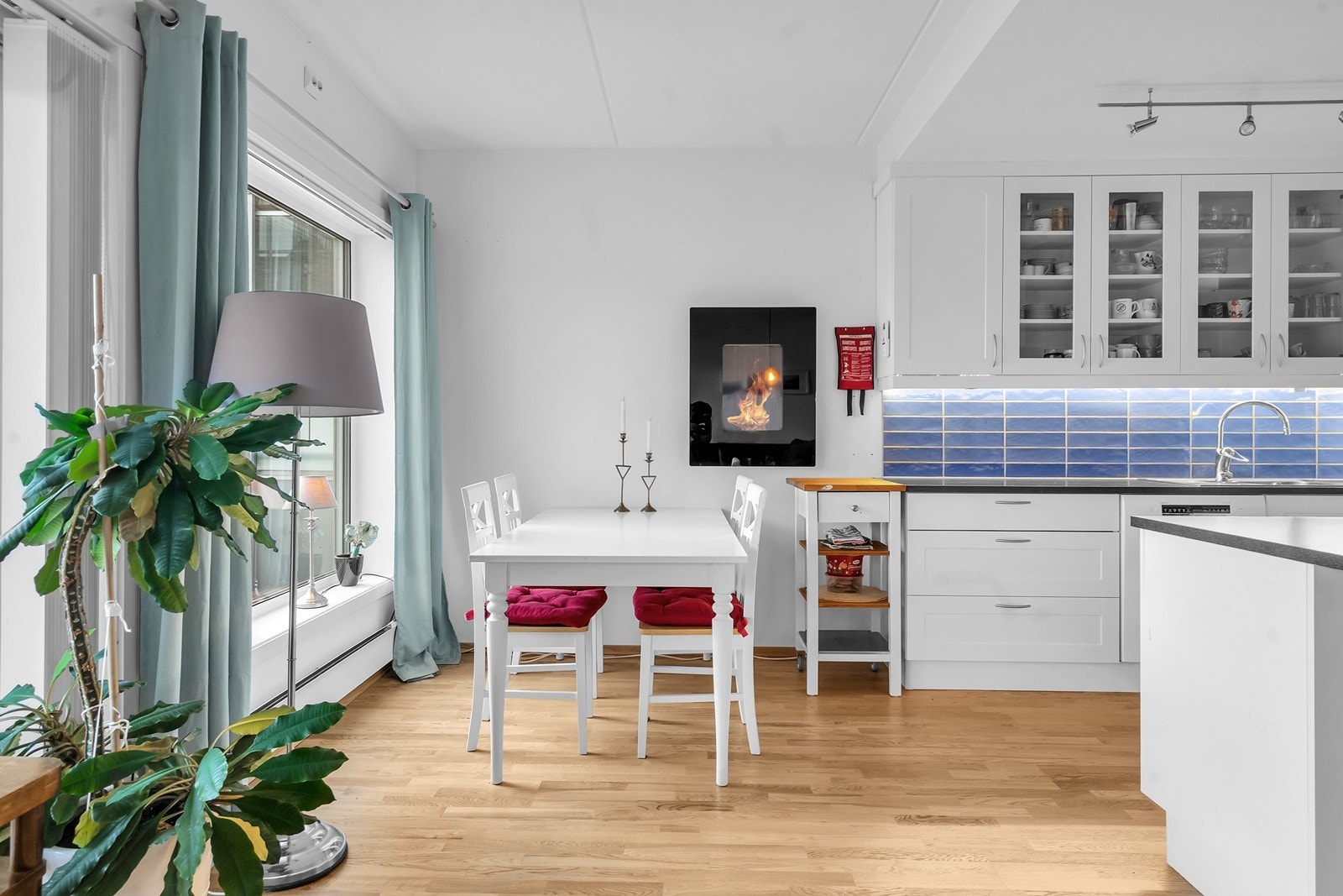 Kjøkkenet har god plass til spisebord og fungerer som et naturlig samlingspunkt. Galleribilde