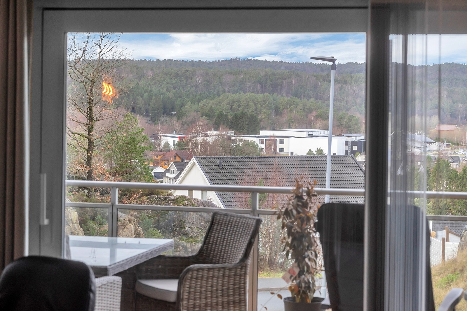 Utsikt fra stue/kjøkken. Galleribilde