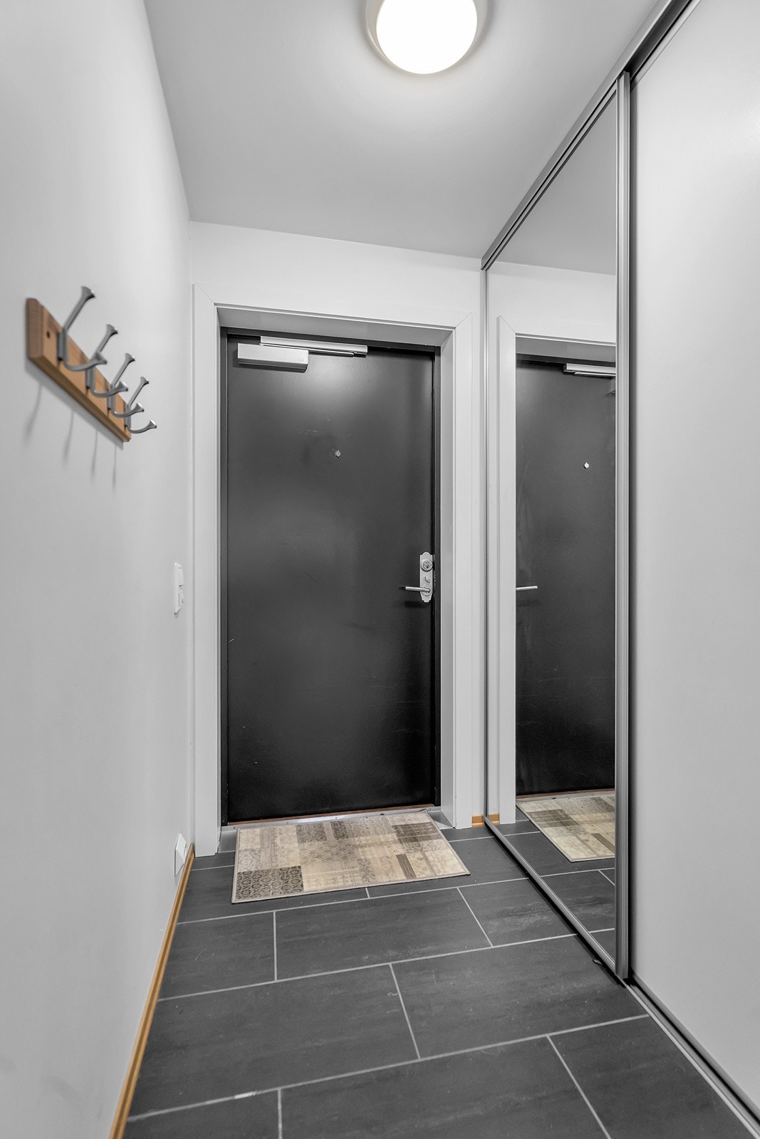 Velkommen inn! Entré med fliser og varmekabler i gulv, samt garderobeskap med god oppbevaringsplass for yttertøy og sko. Galleribilde