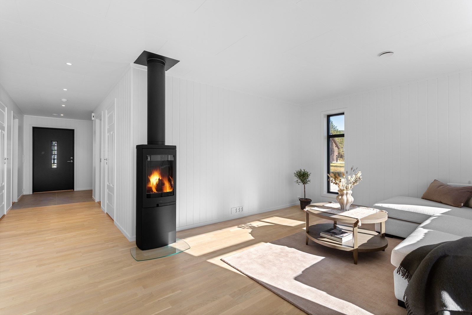 Romslig stue med moderne peis - et naturlig samlingspunkt i hjemmet. Galleribilde