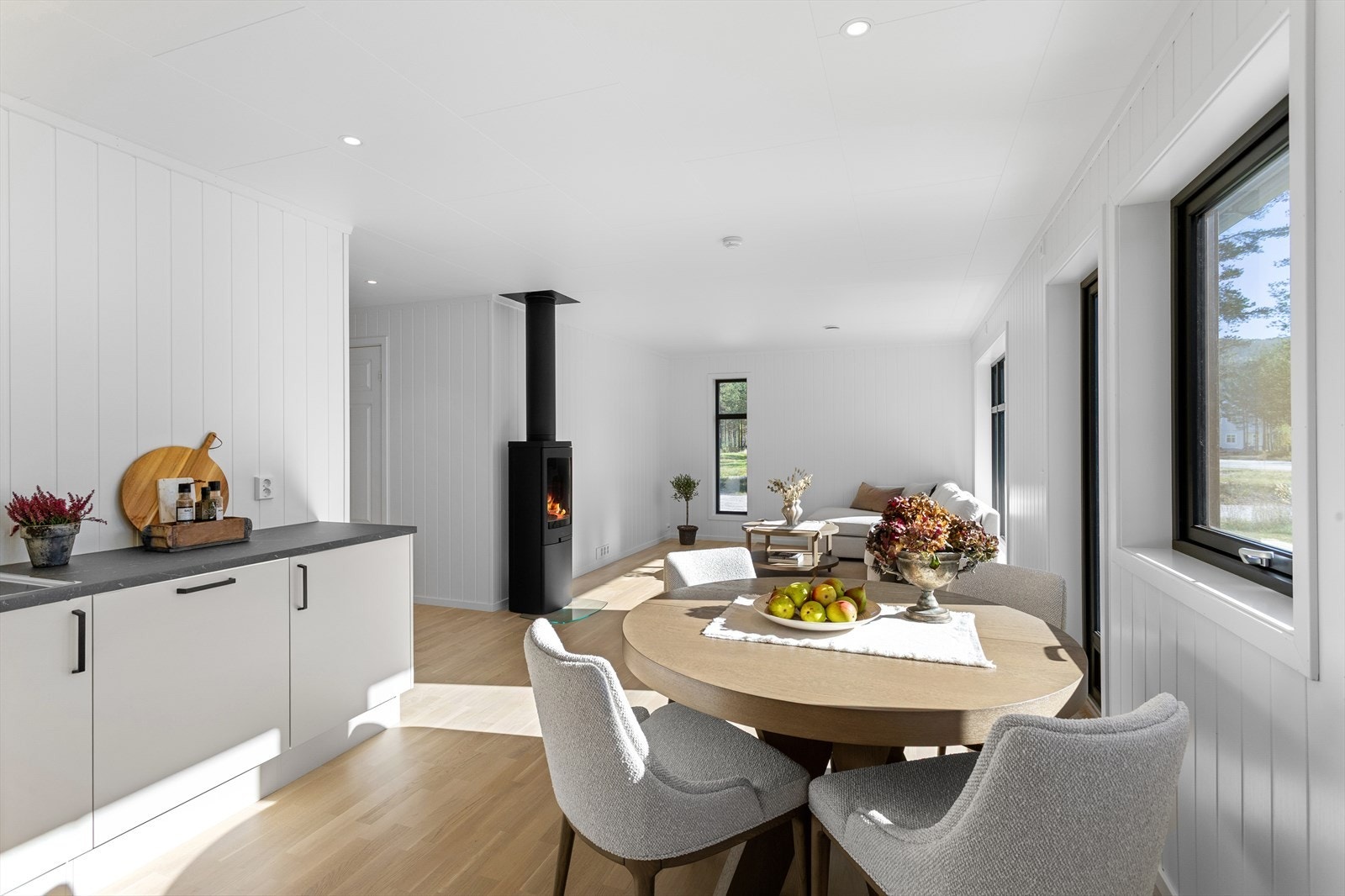 Den åpne løsningen mellom stuen og kjøkkenet er med på gjøre rommet til et sosialt og hyggelig allrom. Galleribilde