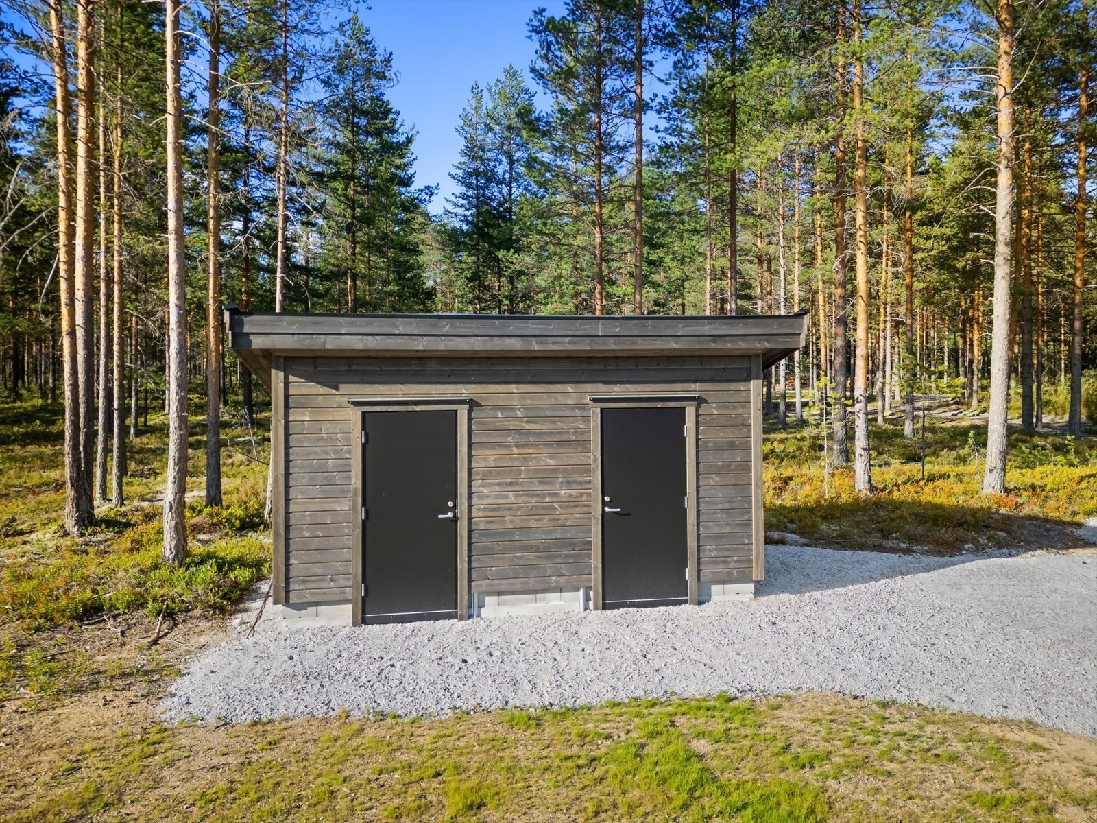 Boligen har en praktisk sportsbod på ca. 5 kvm med god lagringsplass for ski, sykler, gressklipper osv. Galleribilde