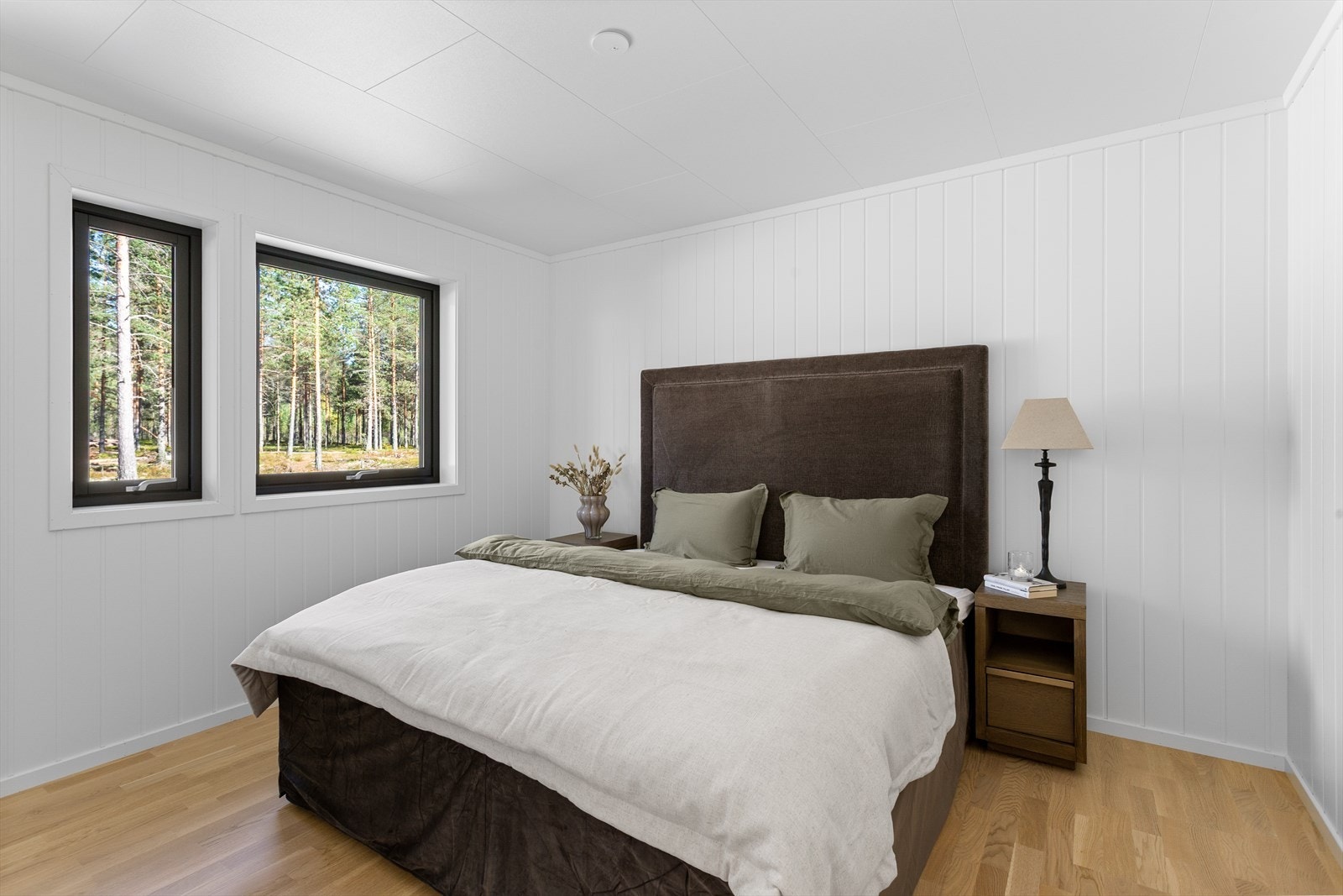 Boligen byr på tre romslige soverom med lyse overflater og 3-stav hvitpigmentert parkett på gulv. Galleribilde