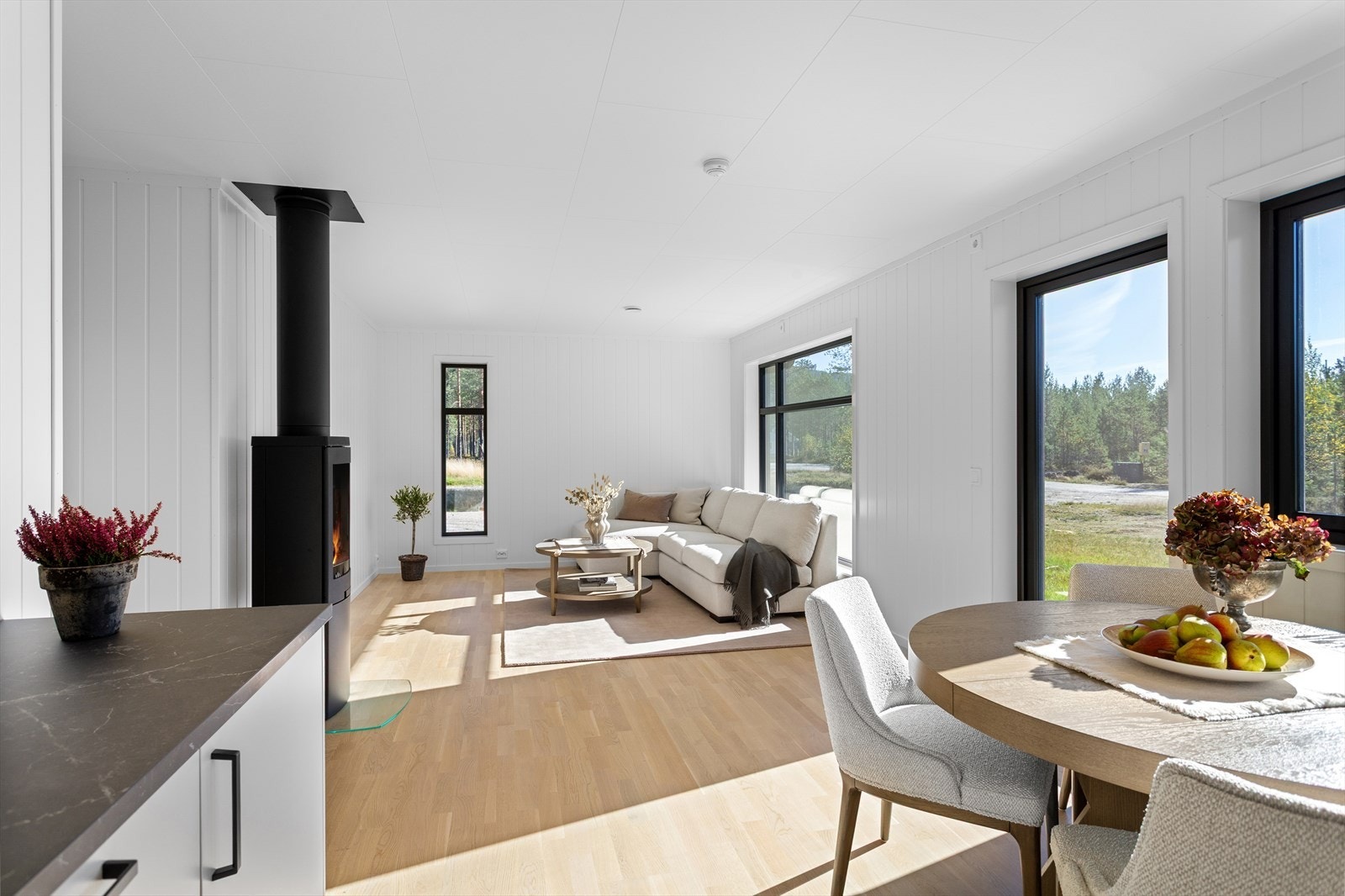 Boligen har gjennomgående parkett på gulv og mdf-panel på vegg malt i lyse fargetoner. Galleribilde