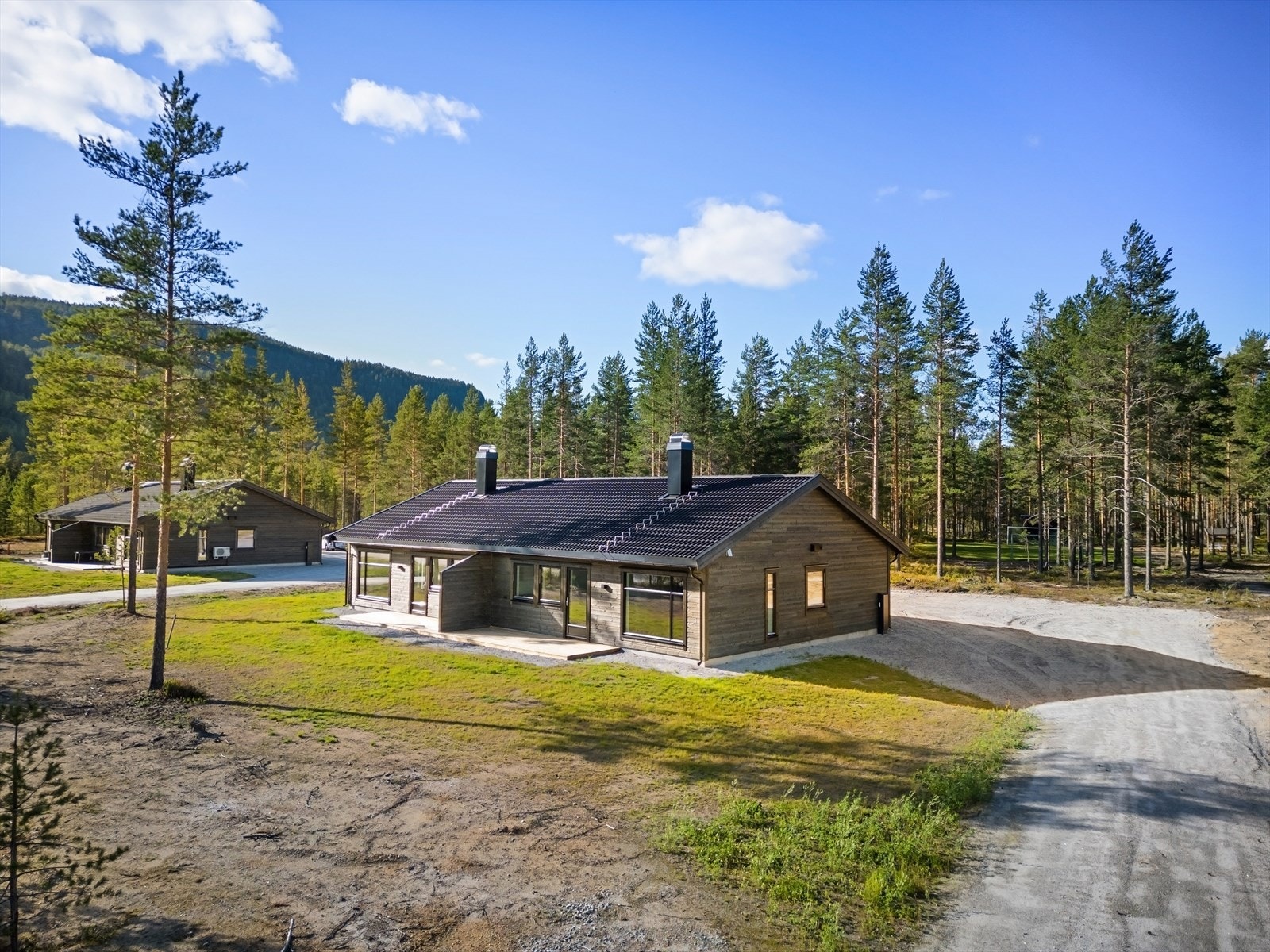 Nyoppført halvpart av tomannsbolig med moderne løsninger og gjennomtenkt planløsning i et naturskjønt område. Galleribilde