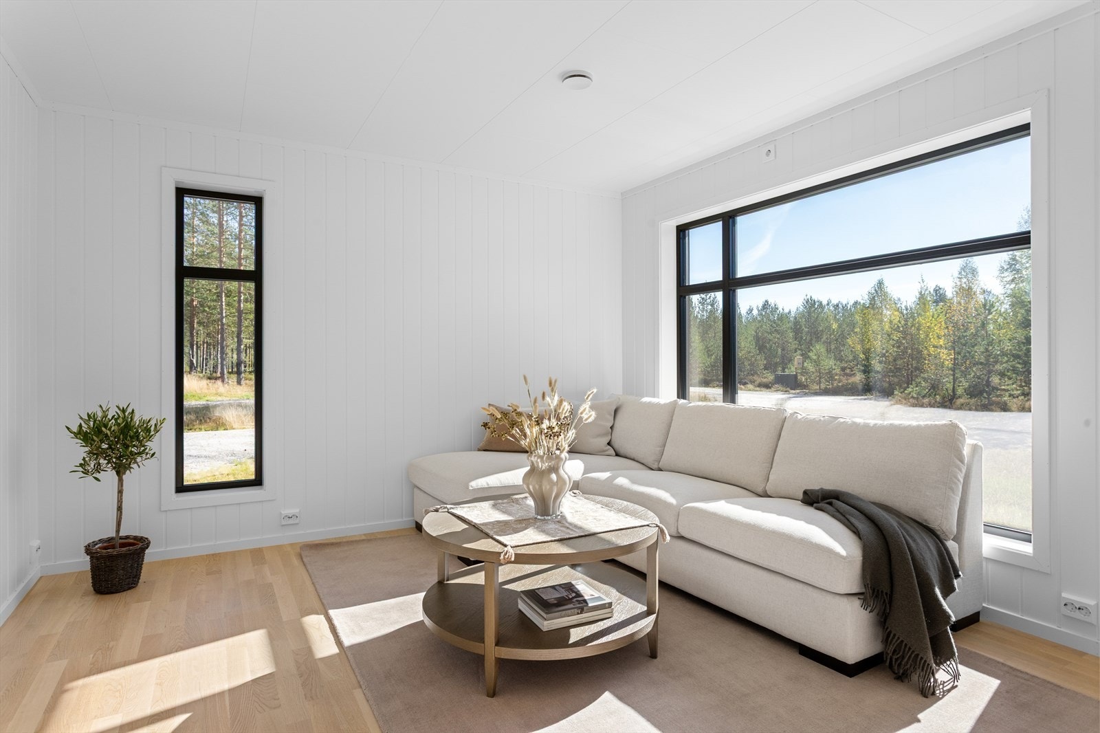 Boligen har en stilren utforming med gjennomtenkte løsninger og et moderne design som gir et godt totalinntrykk. Galleribilde