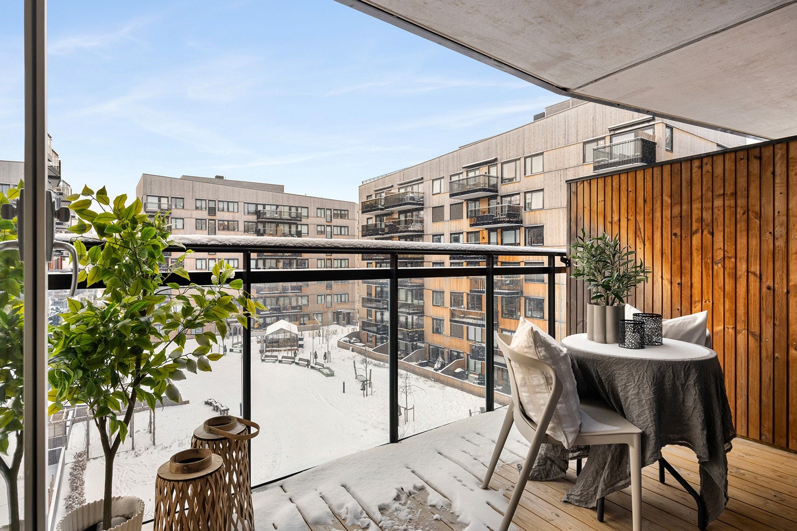 Sydvestvendt balkong på ca. 7 m² med adkomst fra stue. Galleribilde