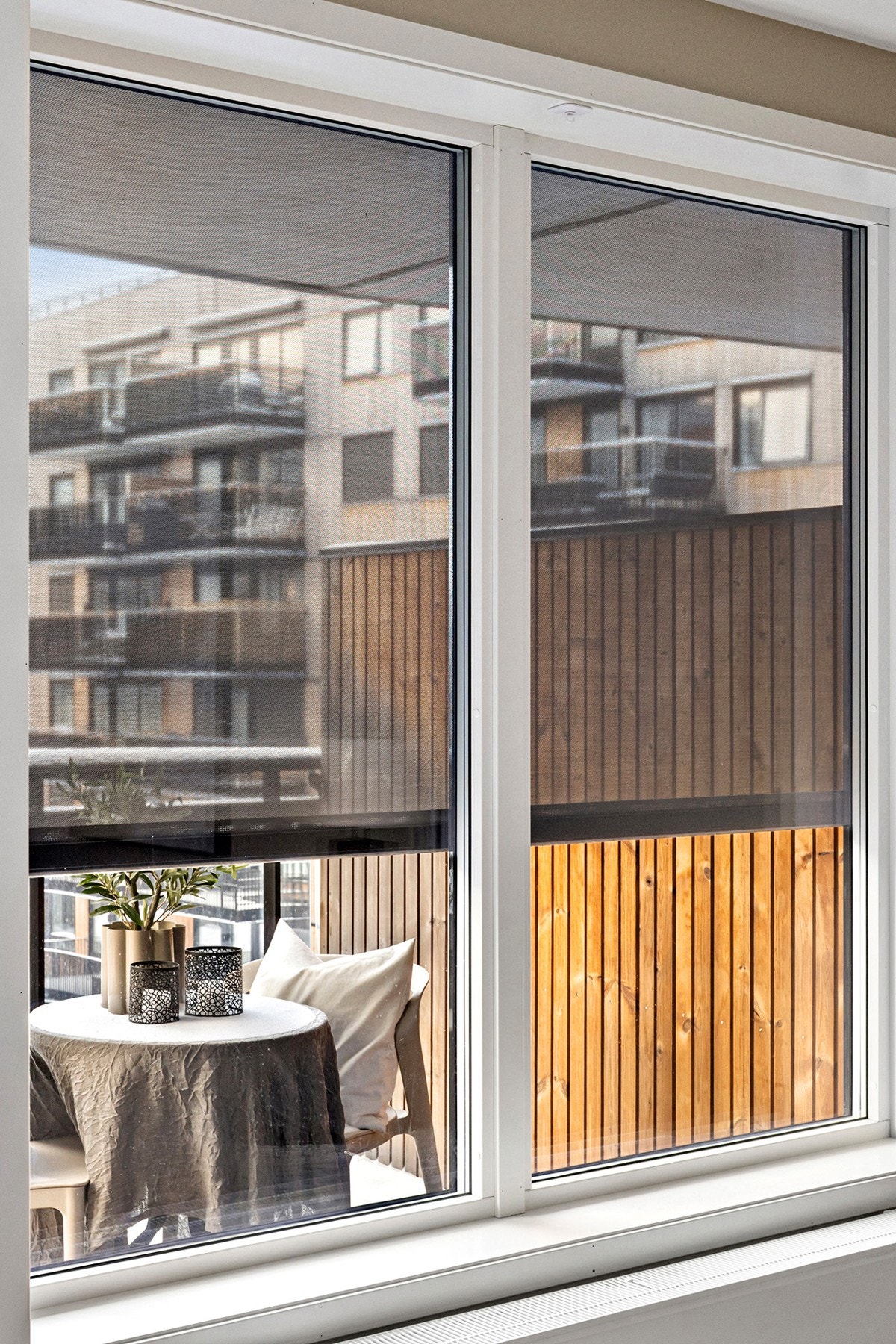 Det er montert utvendig screens på stue/kjøkken som fjernstyres ved kontroll. Galleribilde