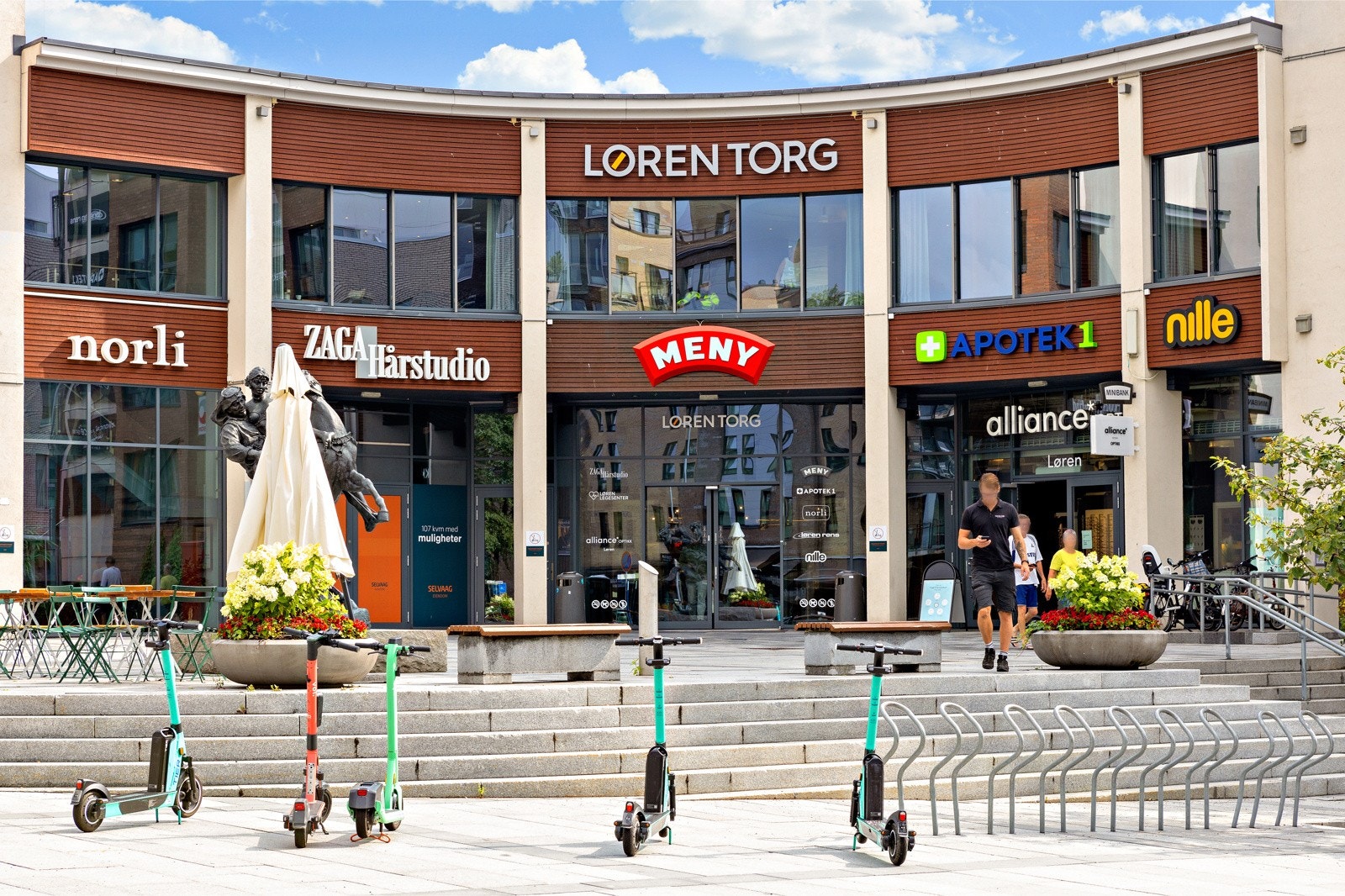 Området er etablert med butikker, kafeer, restauranter, treningssenter og det meste du måtte trenge av servicetilbud. Galleribilde