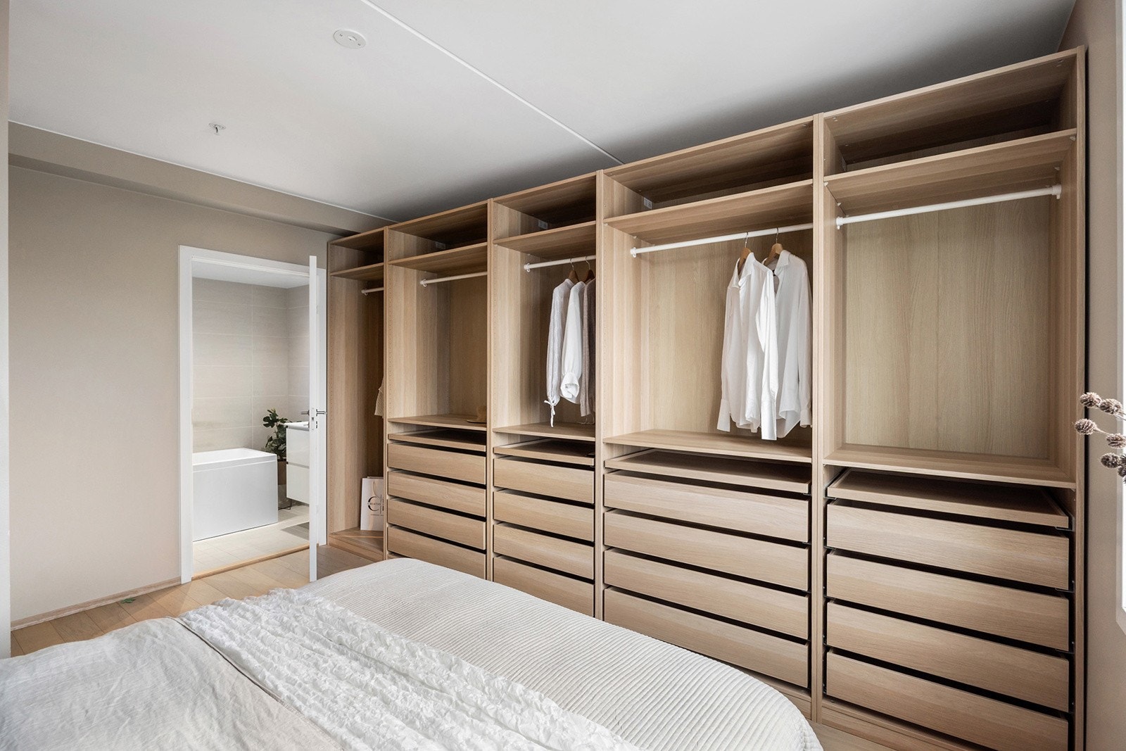 Soverommet har en stor og praktisk pax garderobeløsning. Galleribilde