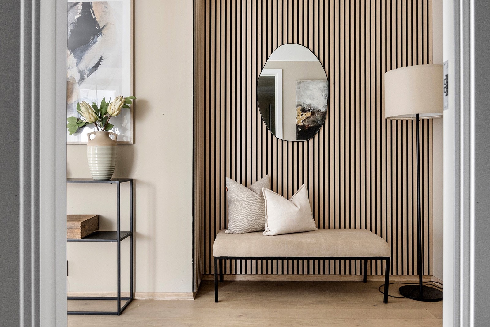 Leiligheten har 1-stavs eikeparkett og slette malte flater på vegg. Det er også etablert spiler i entré og på soverom. Galleribilde