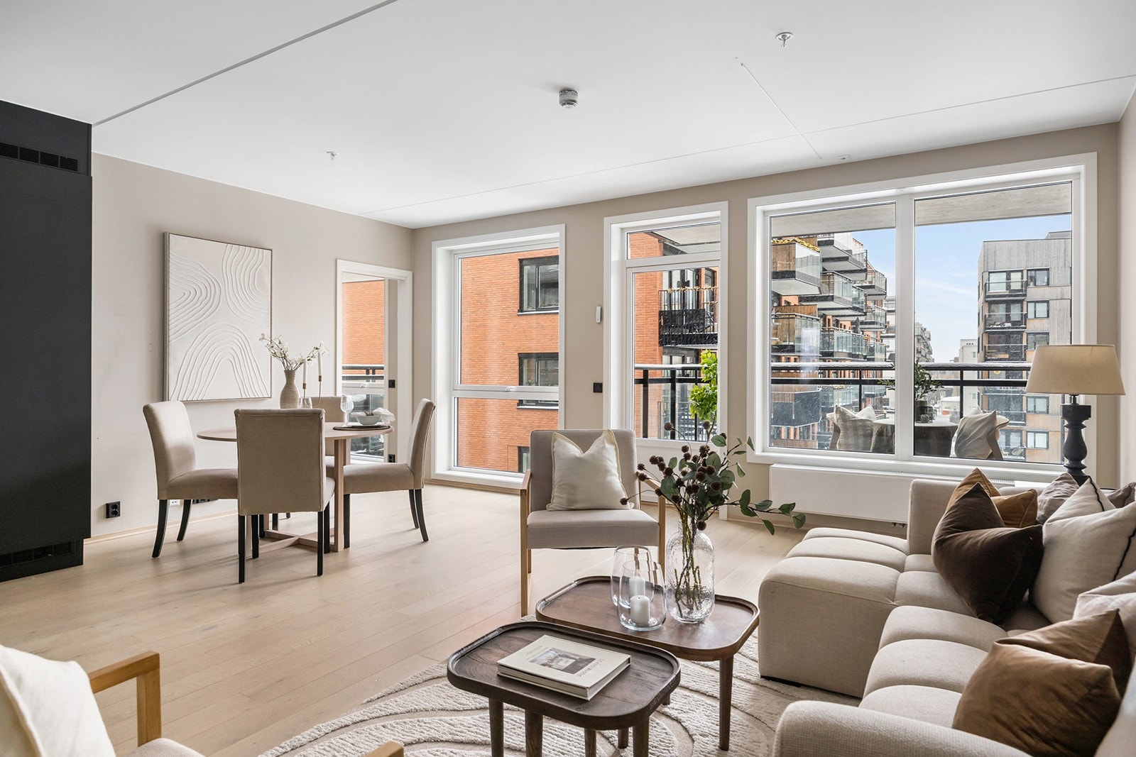 Rommet har store vindusoverflater som slipper inn rikelig med naturlig lys. Galleribilde