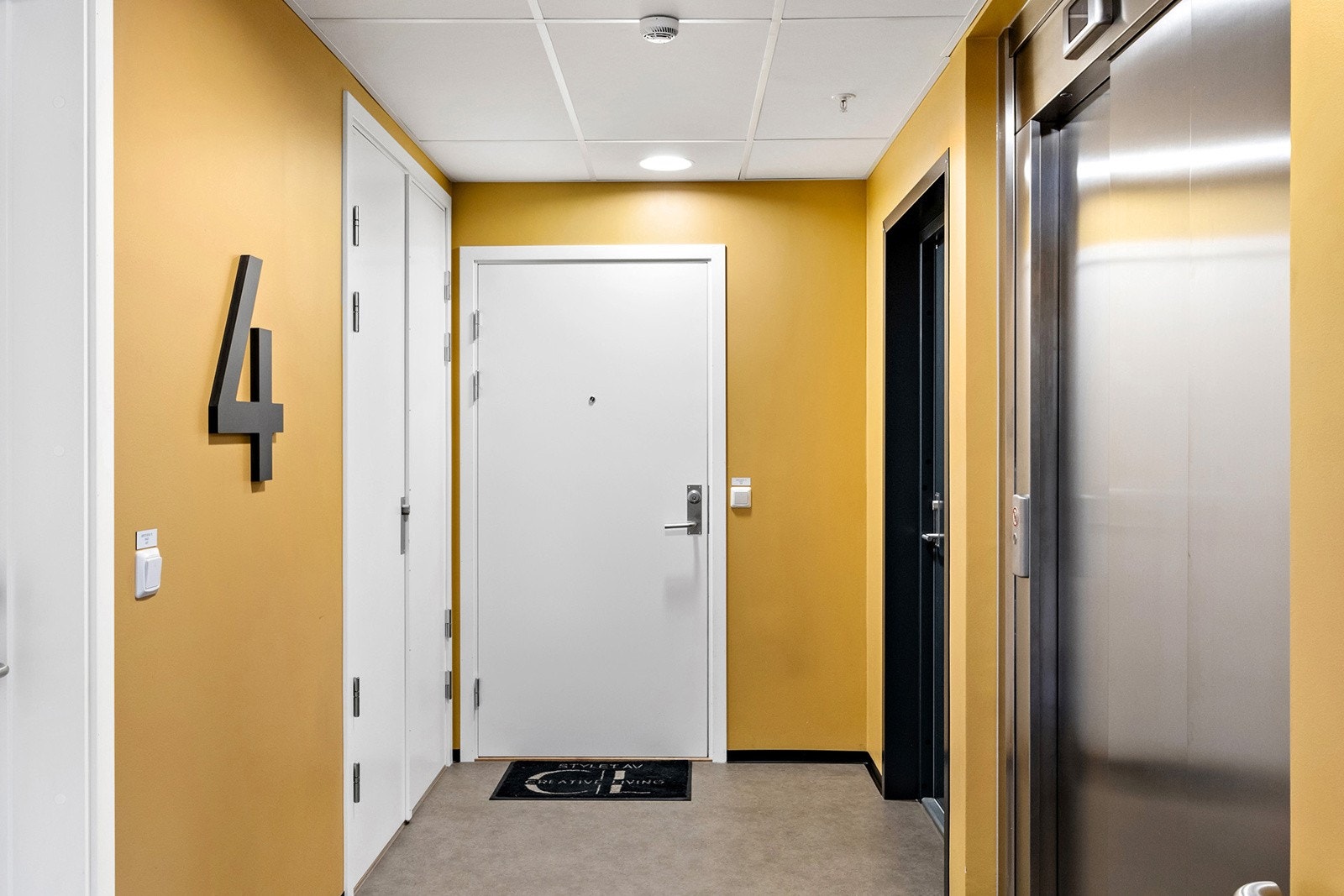 Direkteadkomst til leiligheten ved heis, samt trapper. Galleribilde