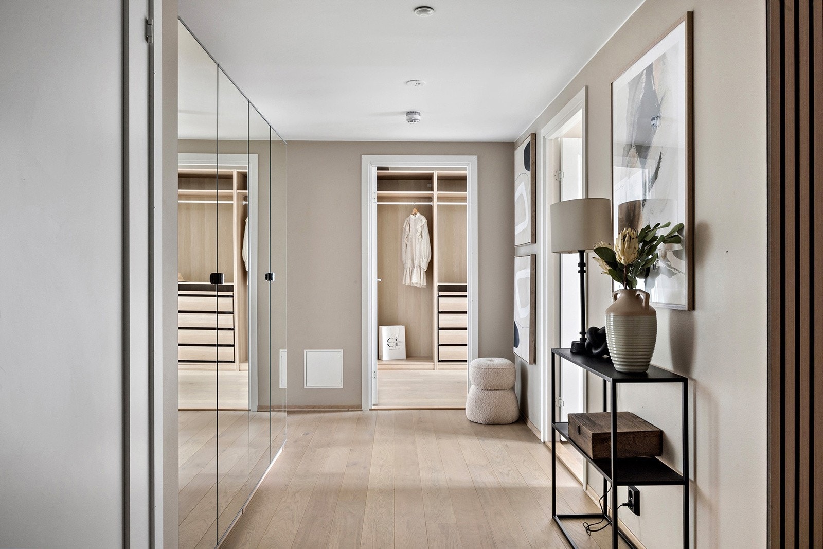 Innbydende entré med gode oppbevaringsmuligheter. Det er speilskap i gang som medølger salget. Galleribilde