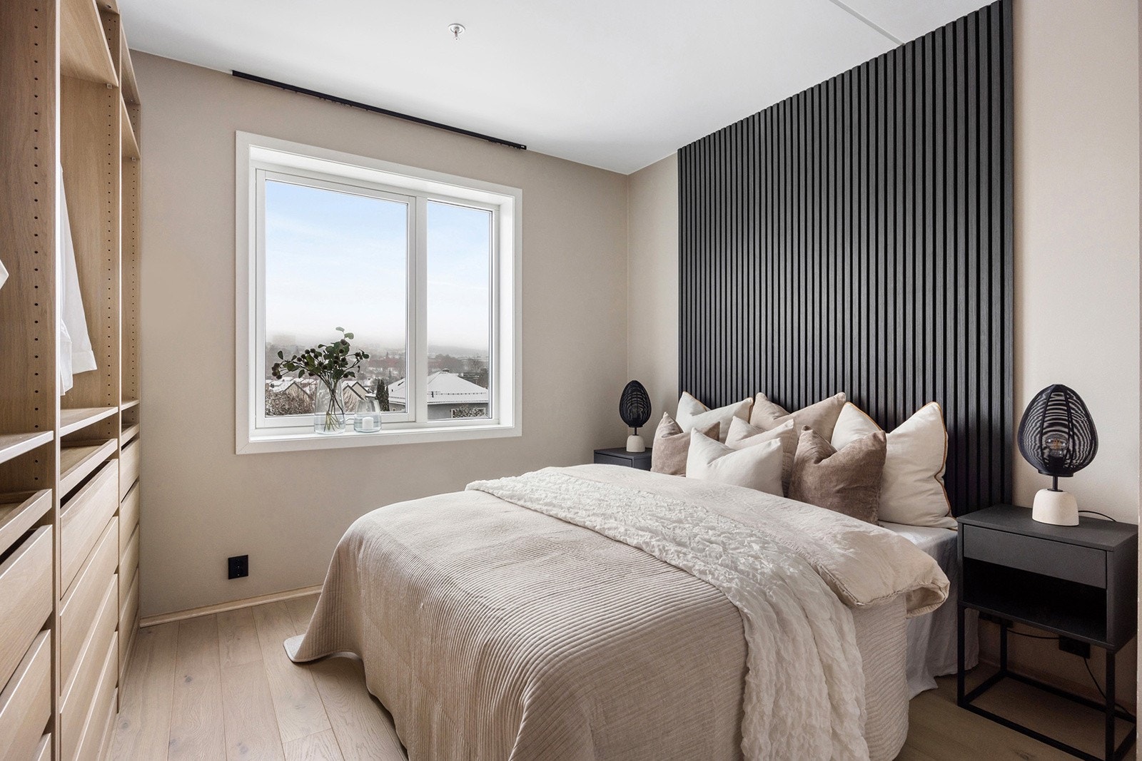 Hovedsoverom av god størrelse med plass til dobbeltseng, nattbord og garderobeløsning. Galleribilde