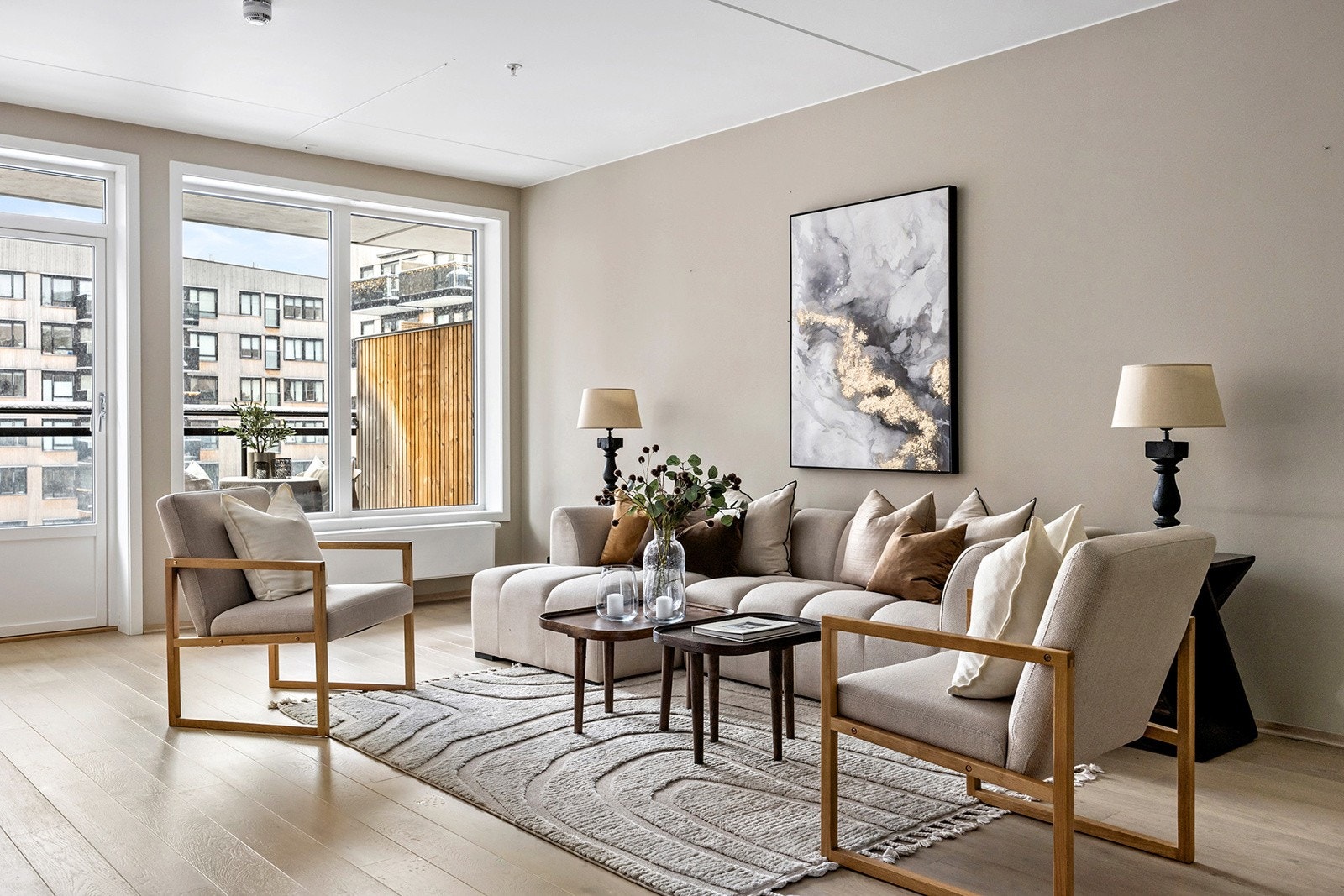 En lys og tiltalende 4-roms beligende i boligblokkens 4.etasje. Galleribilde