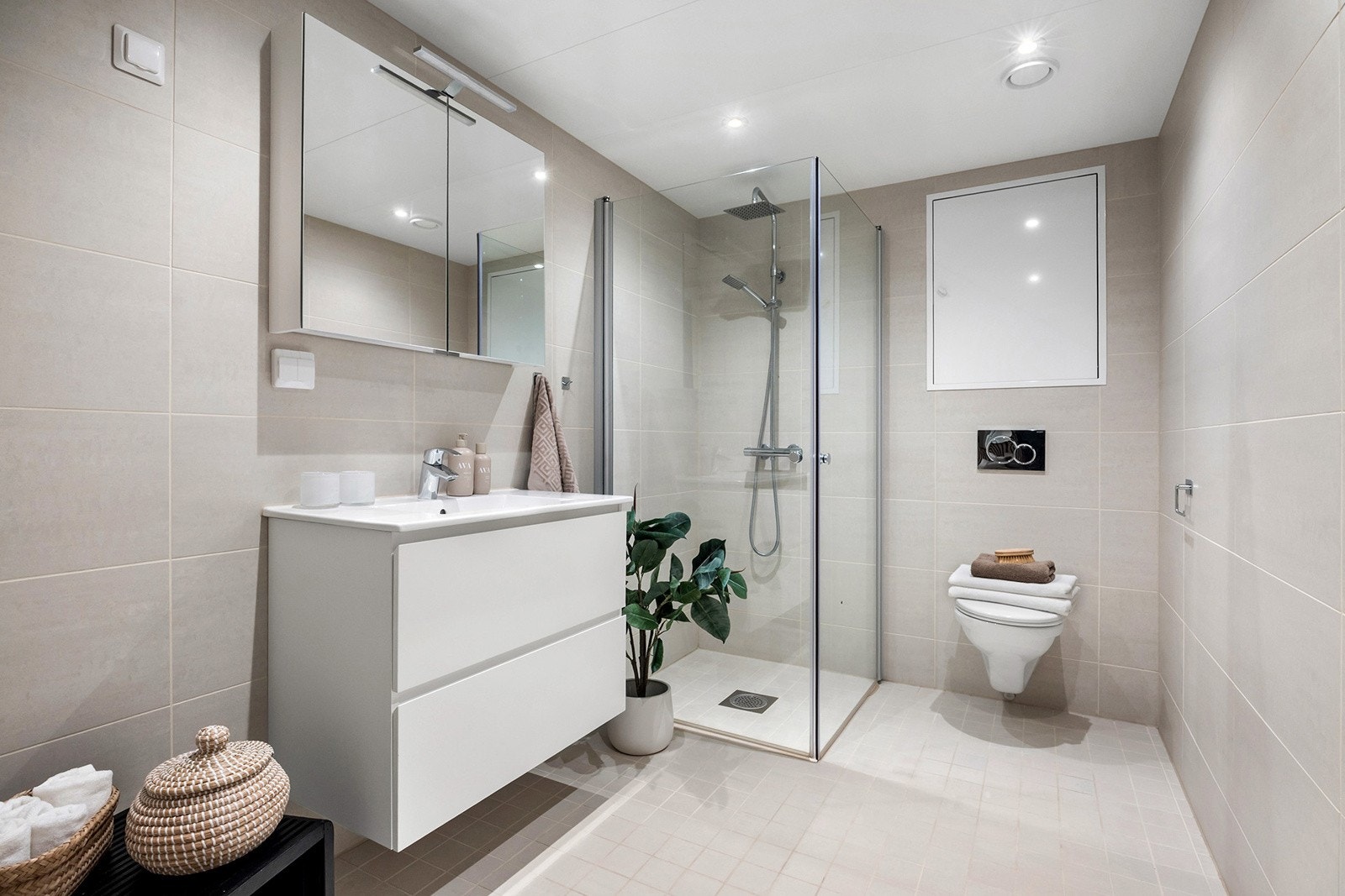 Leiligheten har to bad. Begge badene er delikat flislagt med varme i gulv og downlights i himling. Galleribilde