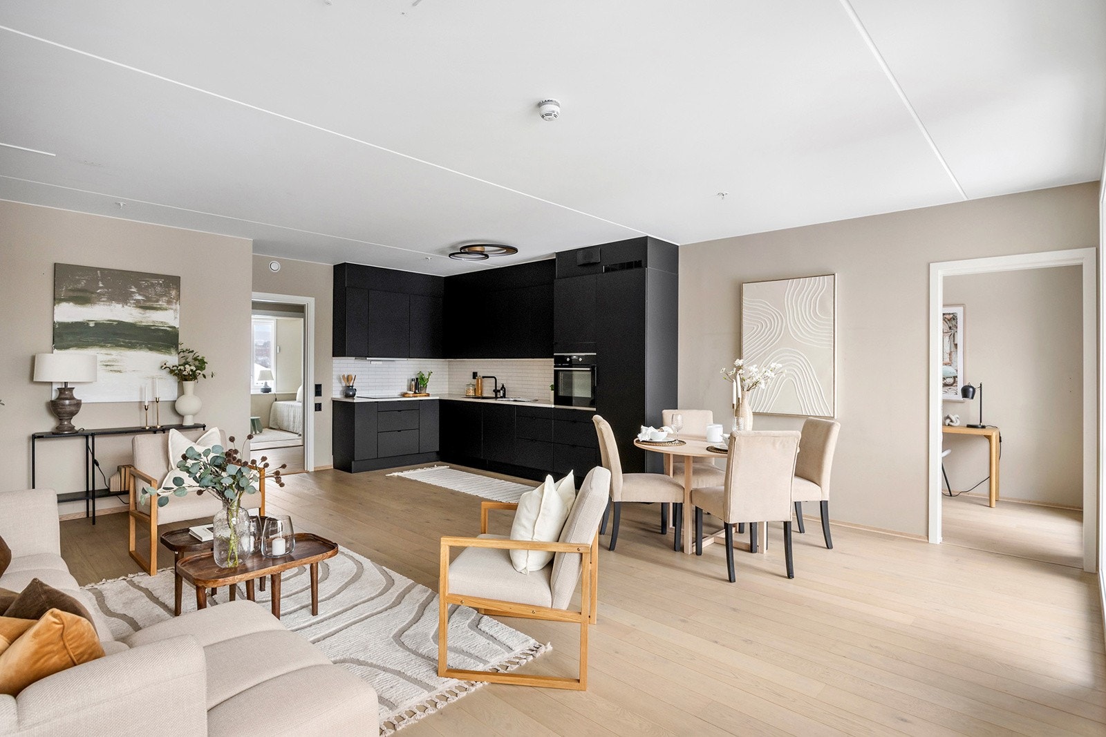 Åpen stue/kjøkkenløsning med god plass til sofagruppe og spisebord. Galleribilde