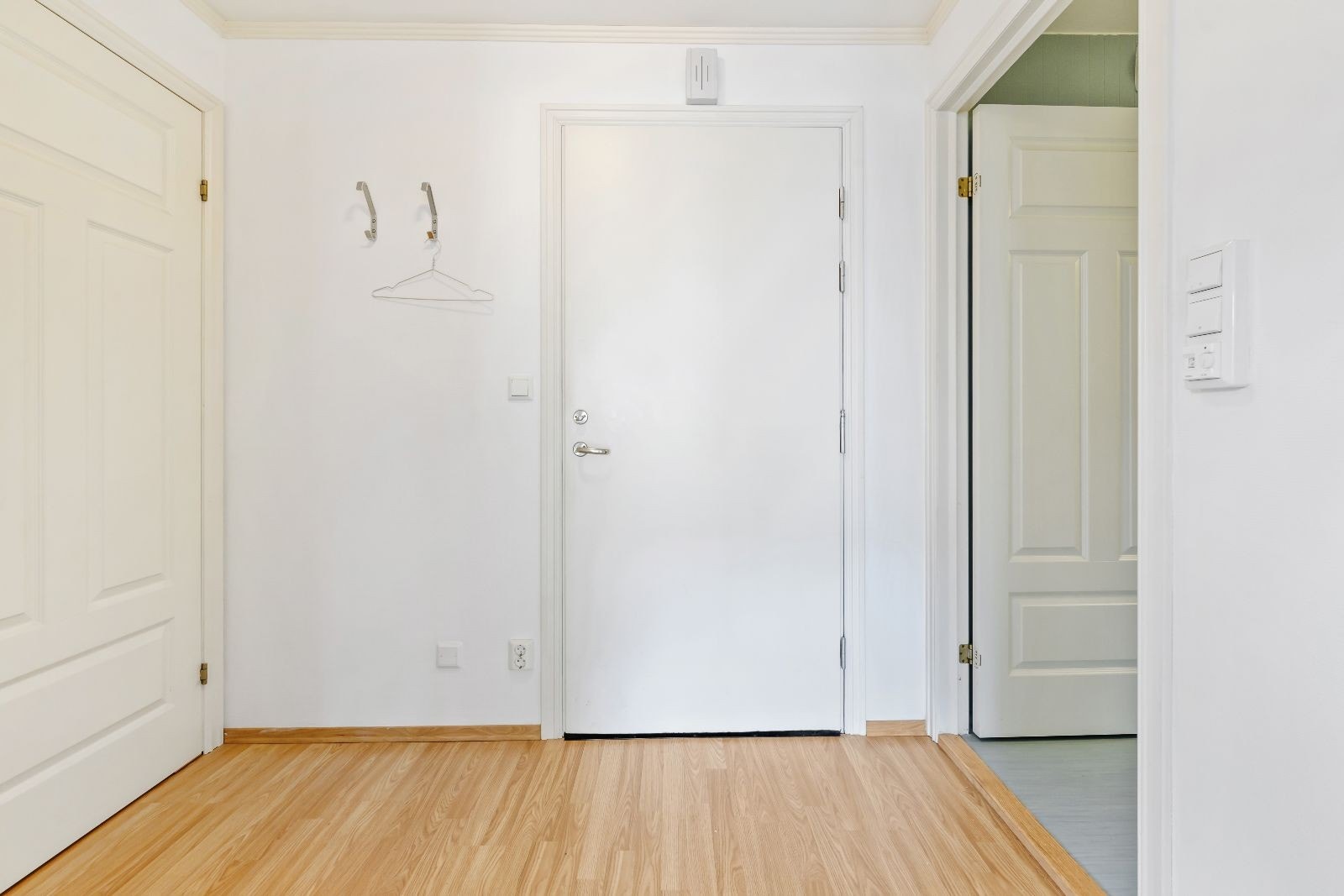 Her kan man henge fra seg klær eller sette inn skap/kommode. Det er også en mindre bod i leiligheten Galleribilde