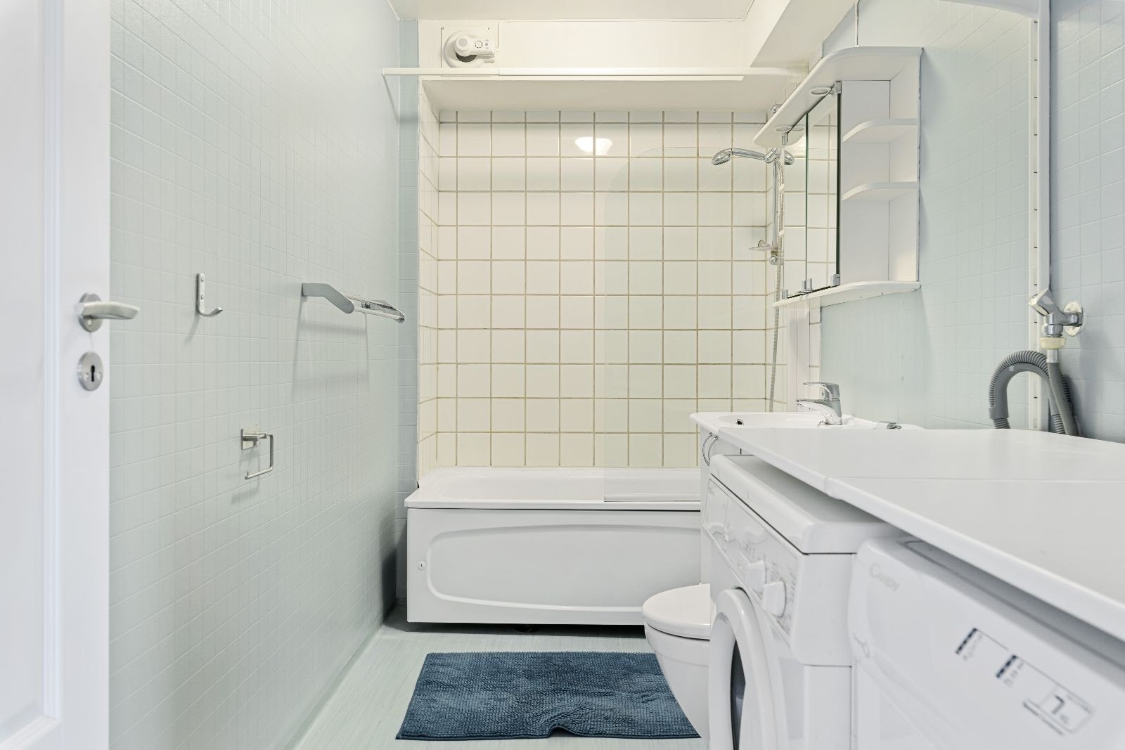 Flislagt badrom med varmekabler og nyere avtrekksvifte. Hvitevarer medfølger ikke. Galleribilde