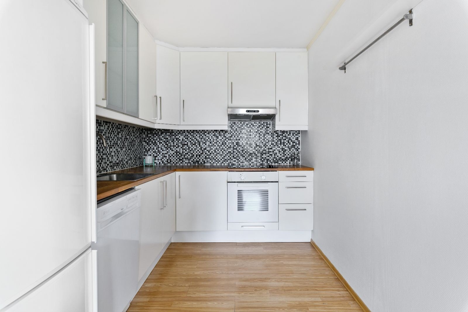 Kjøkkenet er velholdt med nødvendige hvitevarer. Galleribilde