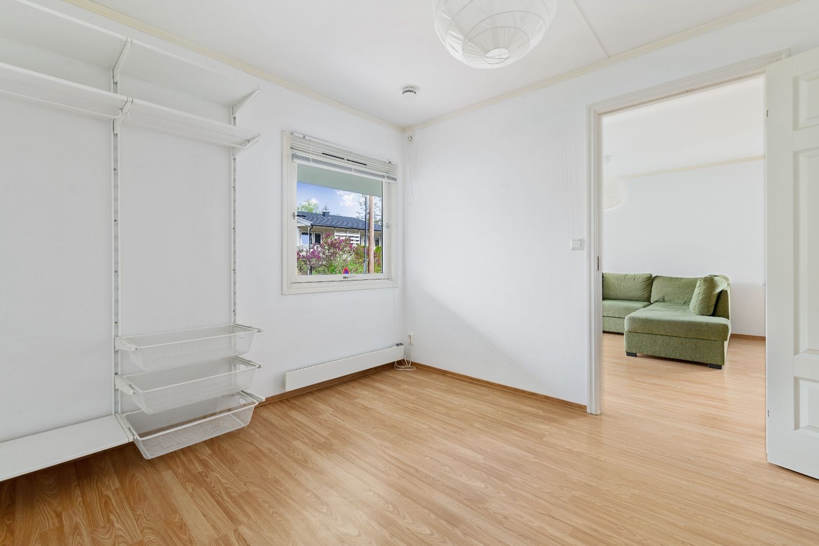 Soverom av god størrelse med flere muligheter. Det er satt inn klesskap og innredning er byttet ut. Galleribilde